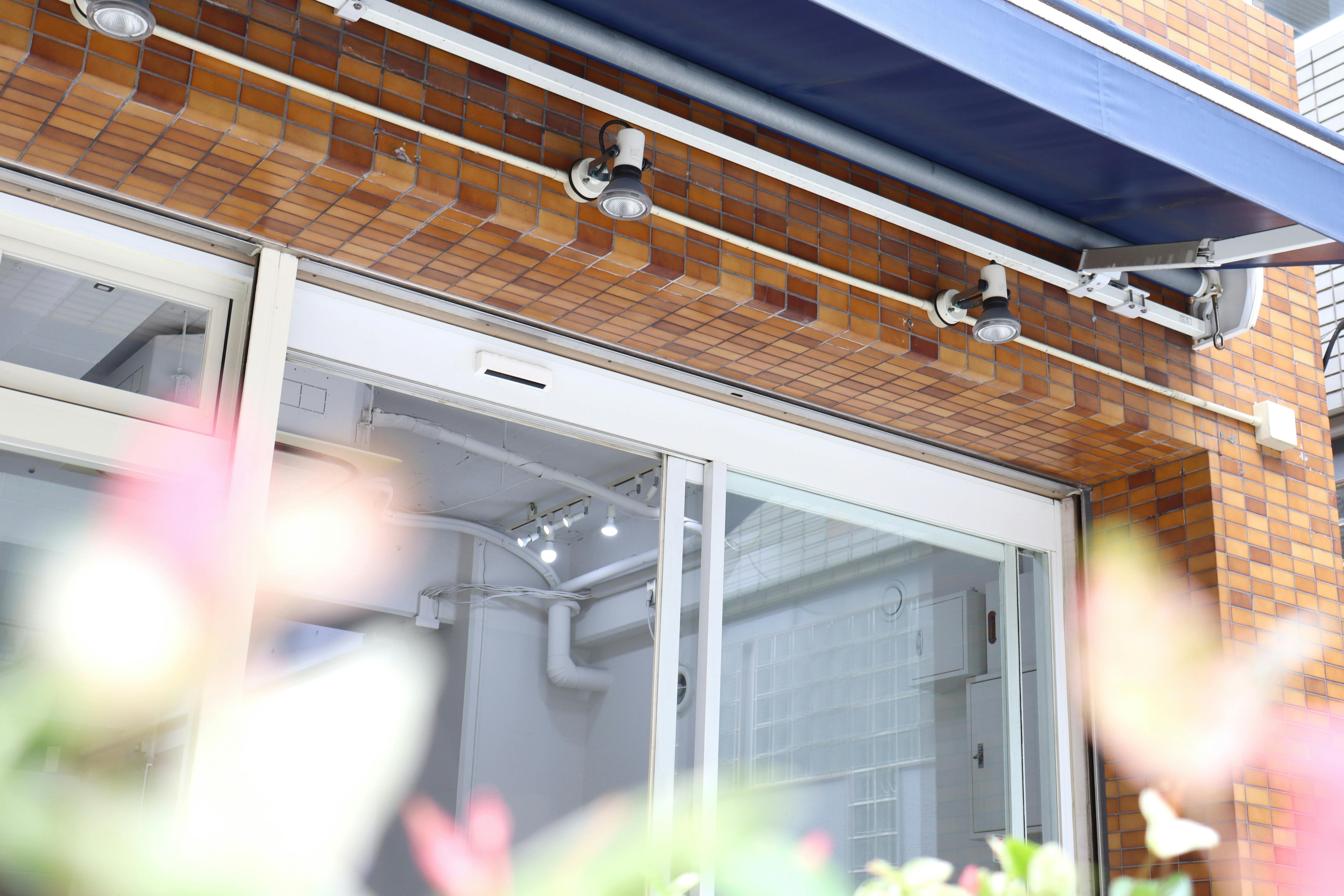 【本町駅7分】路面の駐車場2台付きで南向き / 展示会やポップアップストアに最適 / ガラス張りで開放感のある25坪のレンタルスペース / 無料貸し出し什器が充実