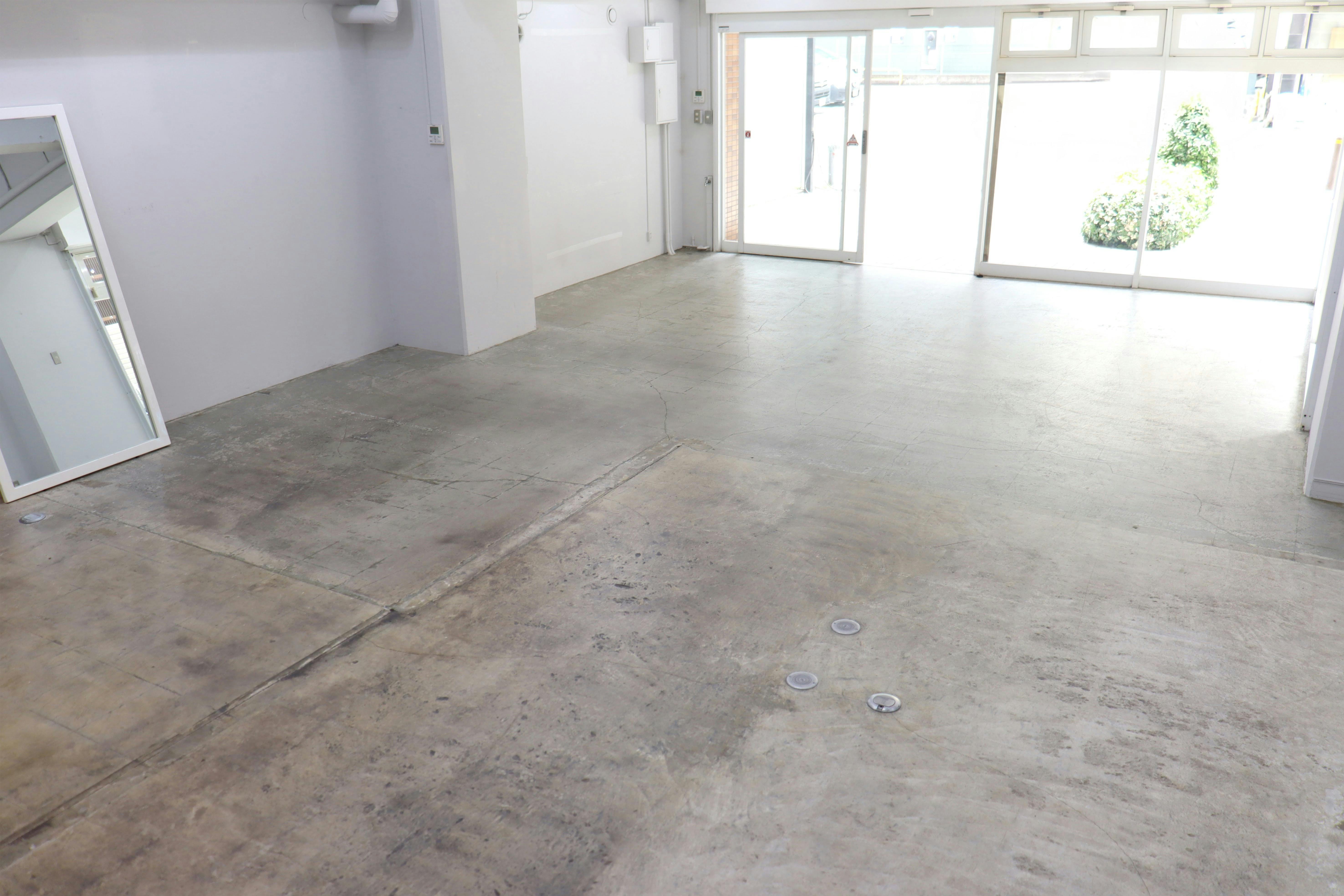 【本町駅7分】路面の駐車場2台付きで南向き / 展示会やポップアップストアに最適 / ガラス張りで開放感のある25坪のレンタルスペース / 無料貸し出し什器が充実