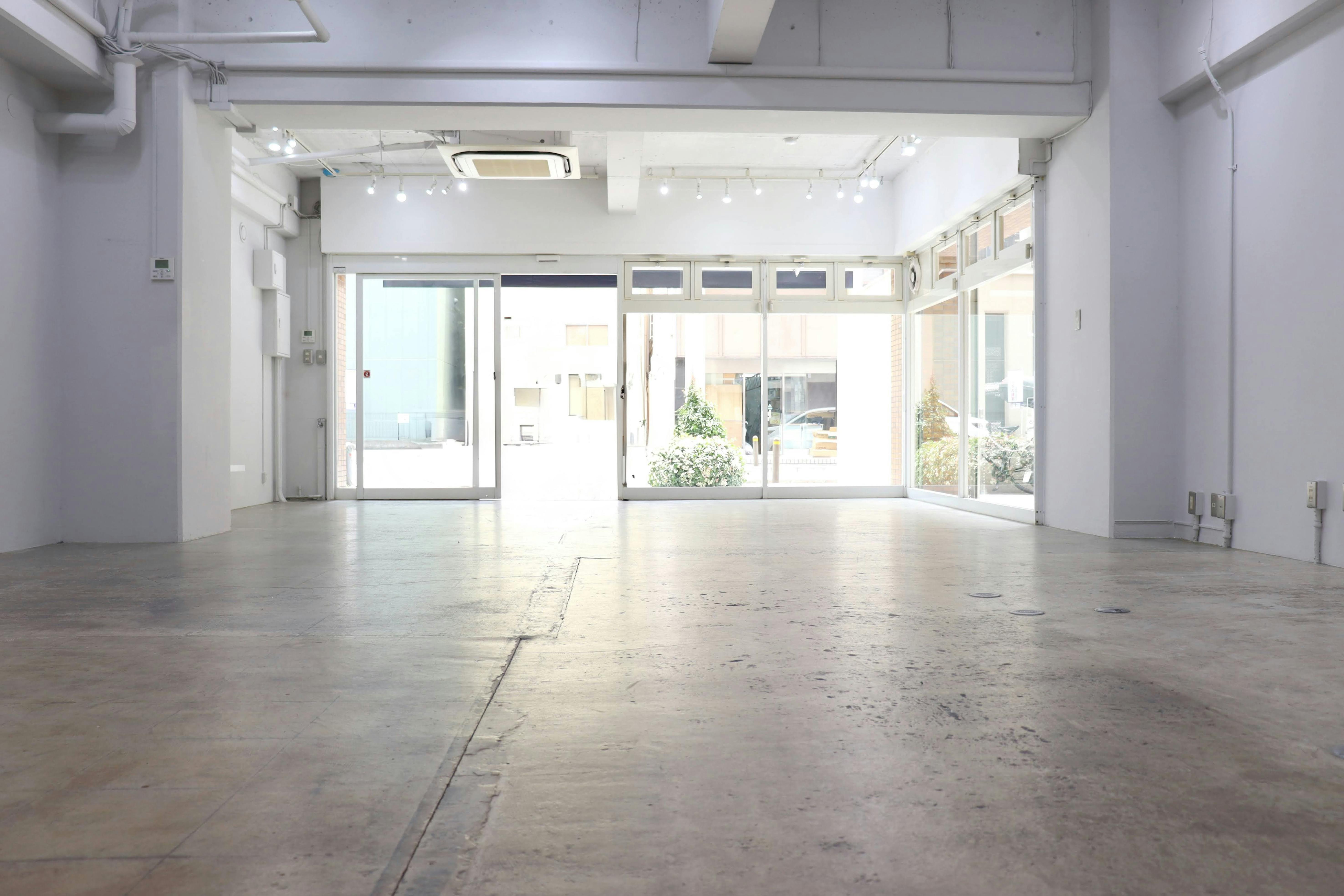【本町駅7分】路面の駐車場2台付きで南向き / 展示会やポップアップストアに最適 / ガラス張りで開放感のある25坪のレンタルスペース / 無料貸し出し什器が充実