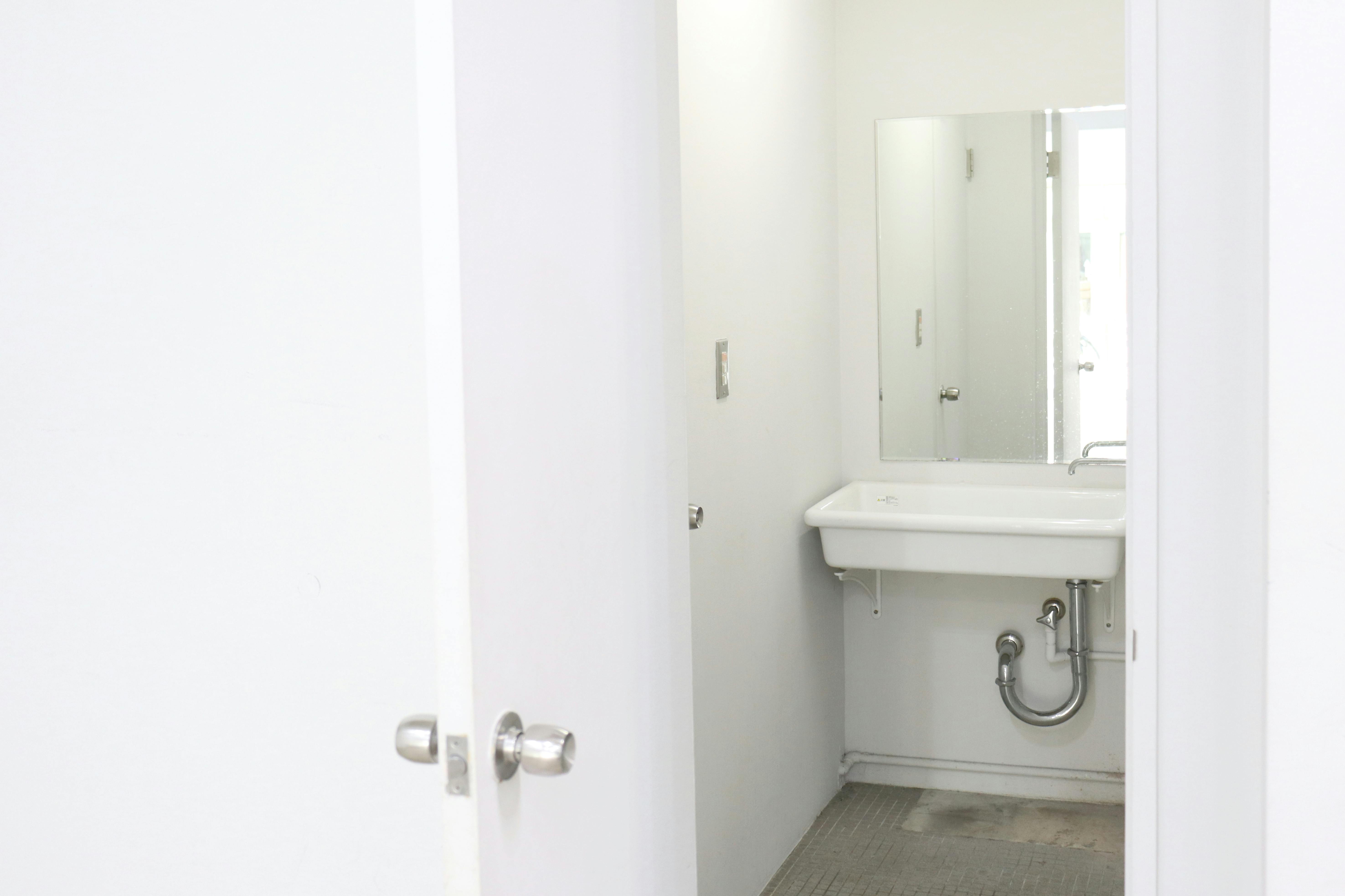 【本町駅7分】路面の駐車場2台付きで南向き / 展示会やポップアップストアに最適 / ガラス張りで開放感のある25坪のレンタルスペース / 無料貸し出し什器が充実