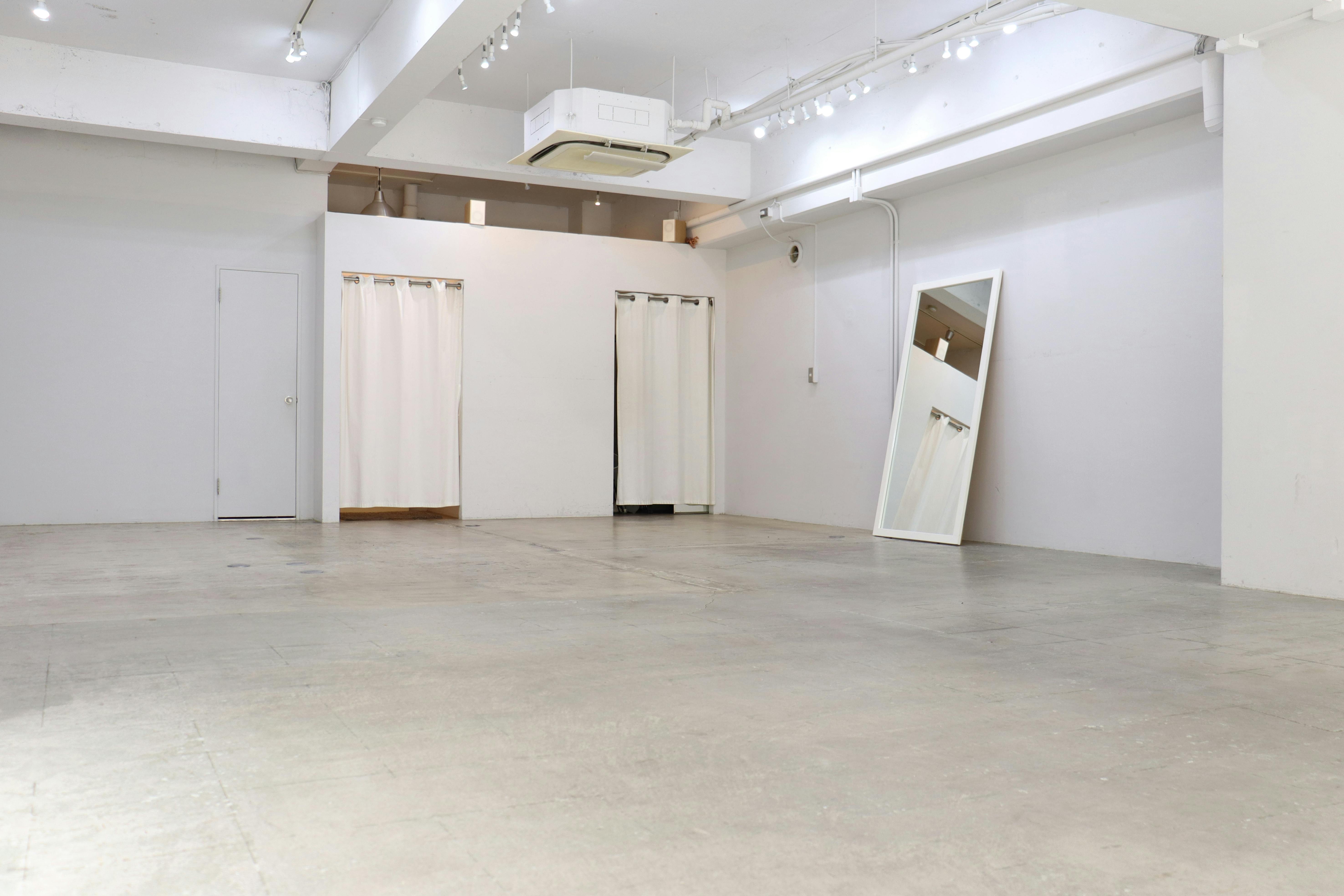 【本町駅7分】路面の駐車場2台付きで南向き / 展示会やポップアップストアに最適 / ガラス張りで開放感のある25坪のレンタルスペース / 無料貸し出し什器が充実