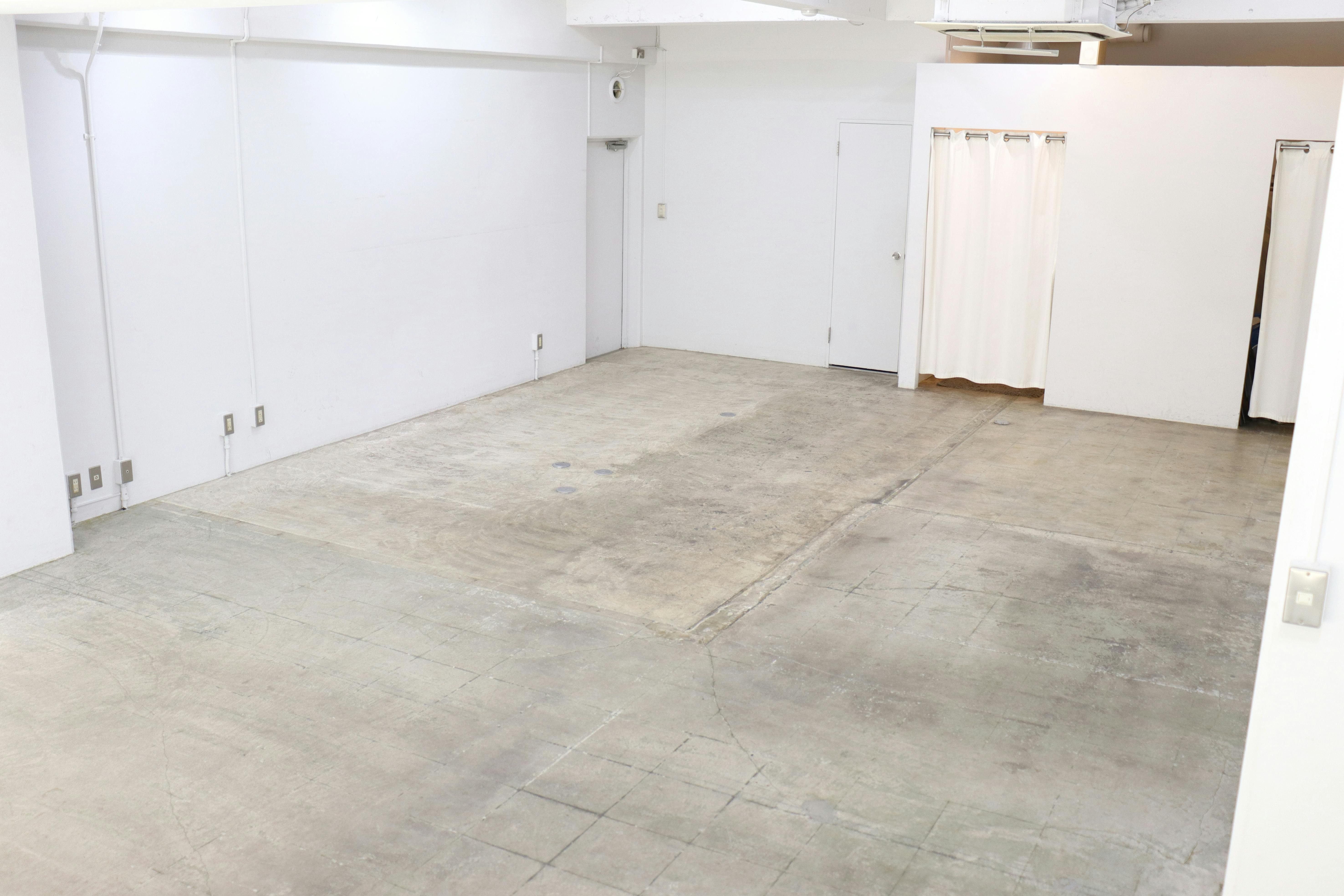 【本町駅7分】路面の駐車場2台付きで南向き / 展示会やポップアップストアに最適 / ガラス張りで開放感のある25坪のレンタルスペース / 無料貸し出し什器が充実