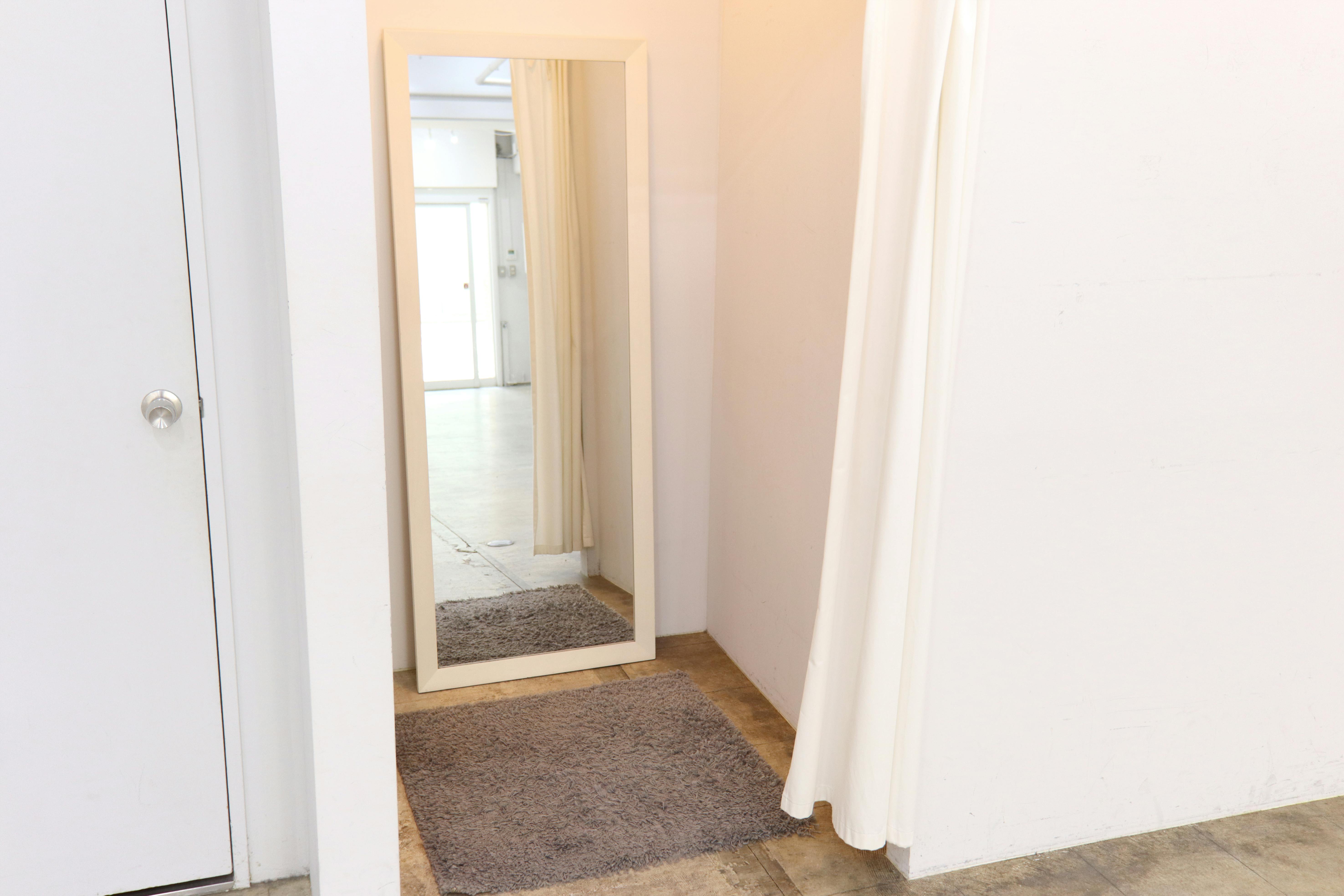 【本町駅7分】路面の駐車場2台付きで南向き / 展示会やポップアップストアに最適 / ガラス張りで開放感のある25坪のレンタルスペース / 無料貸し出し什器が充実