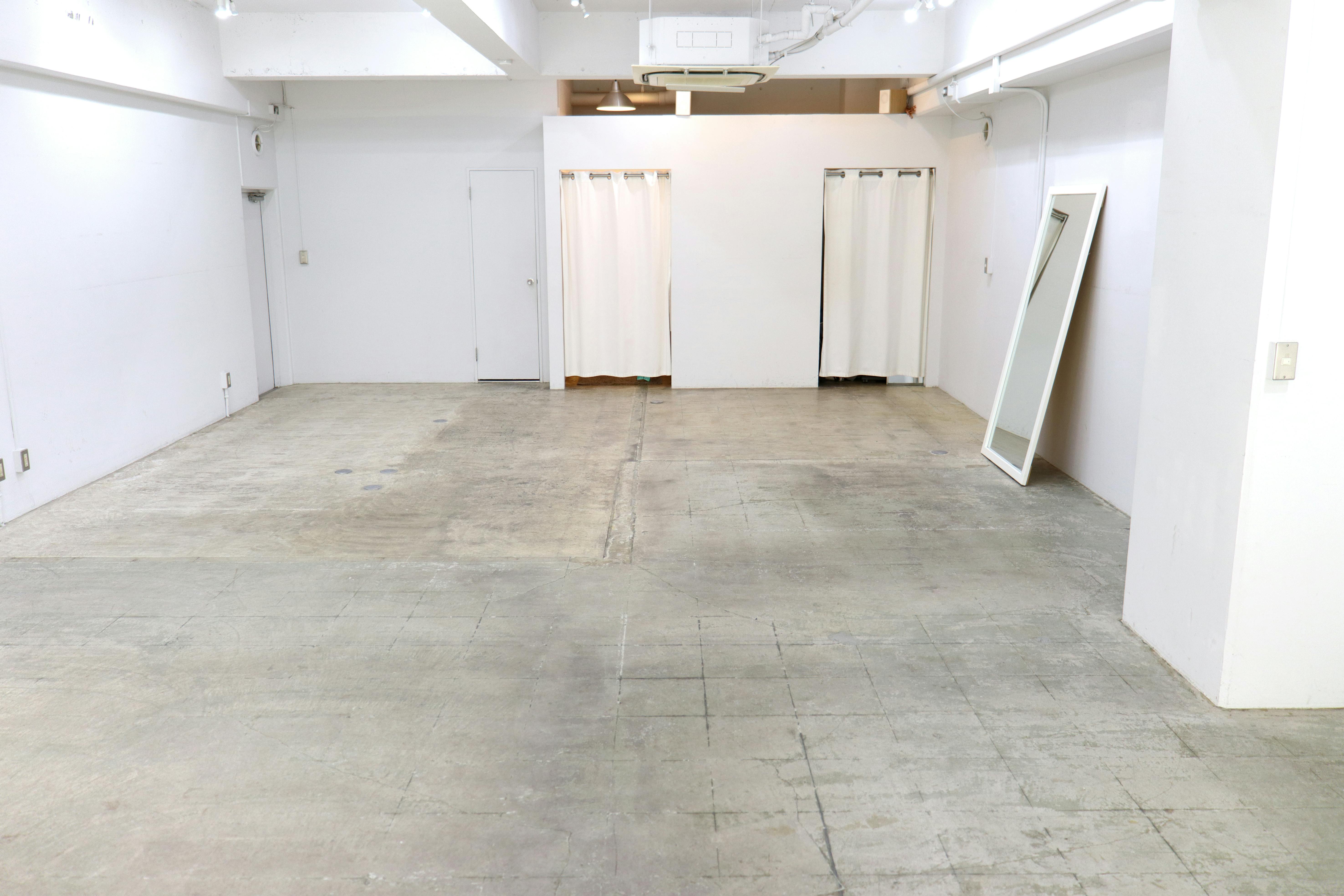 【本町駅7分】路面の駐車場2台付きで南向き / 展示会やポップアップストアに最適 / ガラス張りで開放感のある25坪のレンタルスペース / 無料貸し出し什器が充実