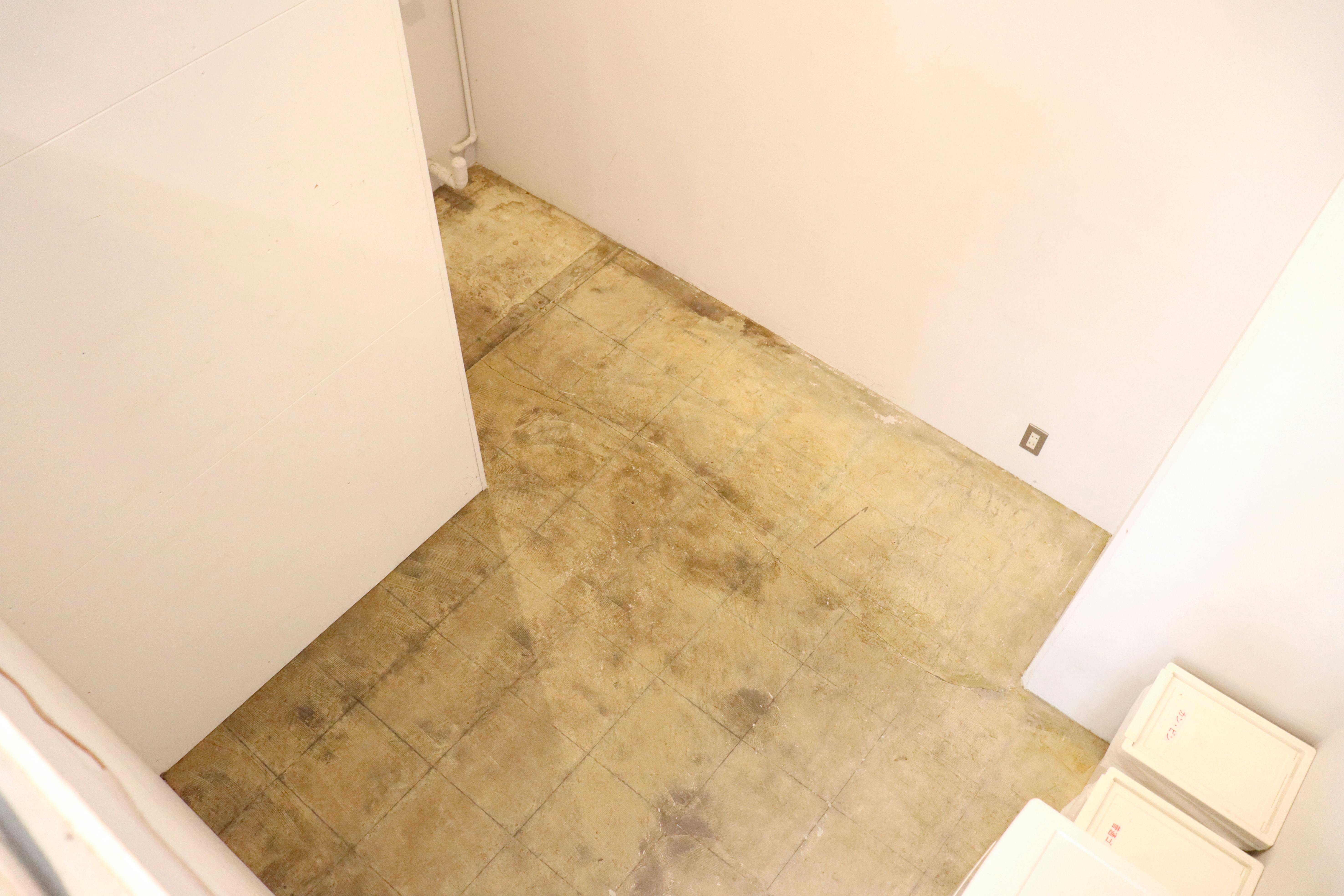 【本町駅7分】路面の駐車場2台付きで南向き / 展示会やポップアップストアに最適 / ガラス張りで開放感のある25坪のレンタルスペース / 無料貸し出し什器が充実