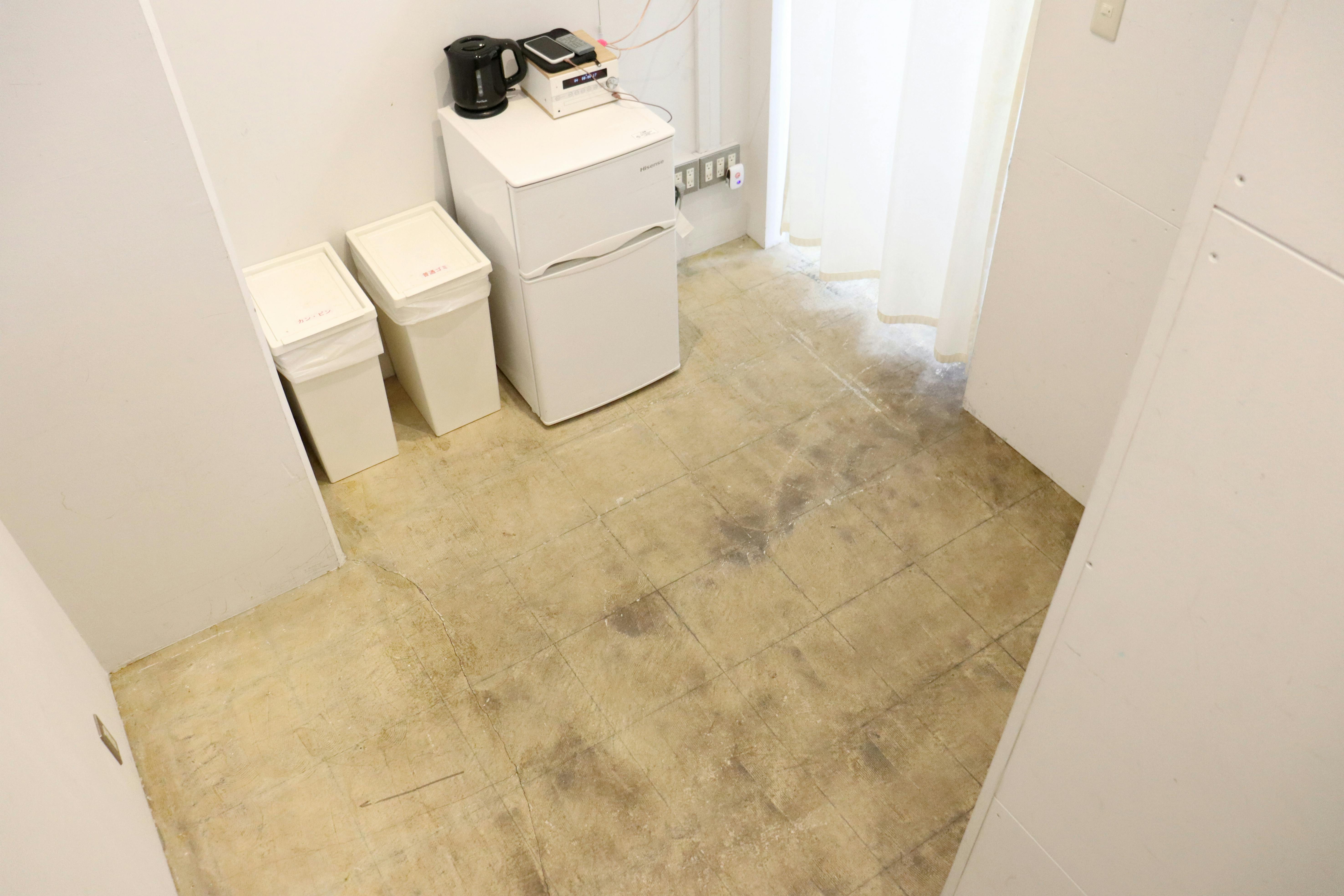 【本町駅7分】路面の駐車場2台付きで南向き / 展示会やポップアップストアに最適 / ガラス張りで開放感のある25坪のレンタルスペース / 無料貸し出し什器が充実