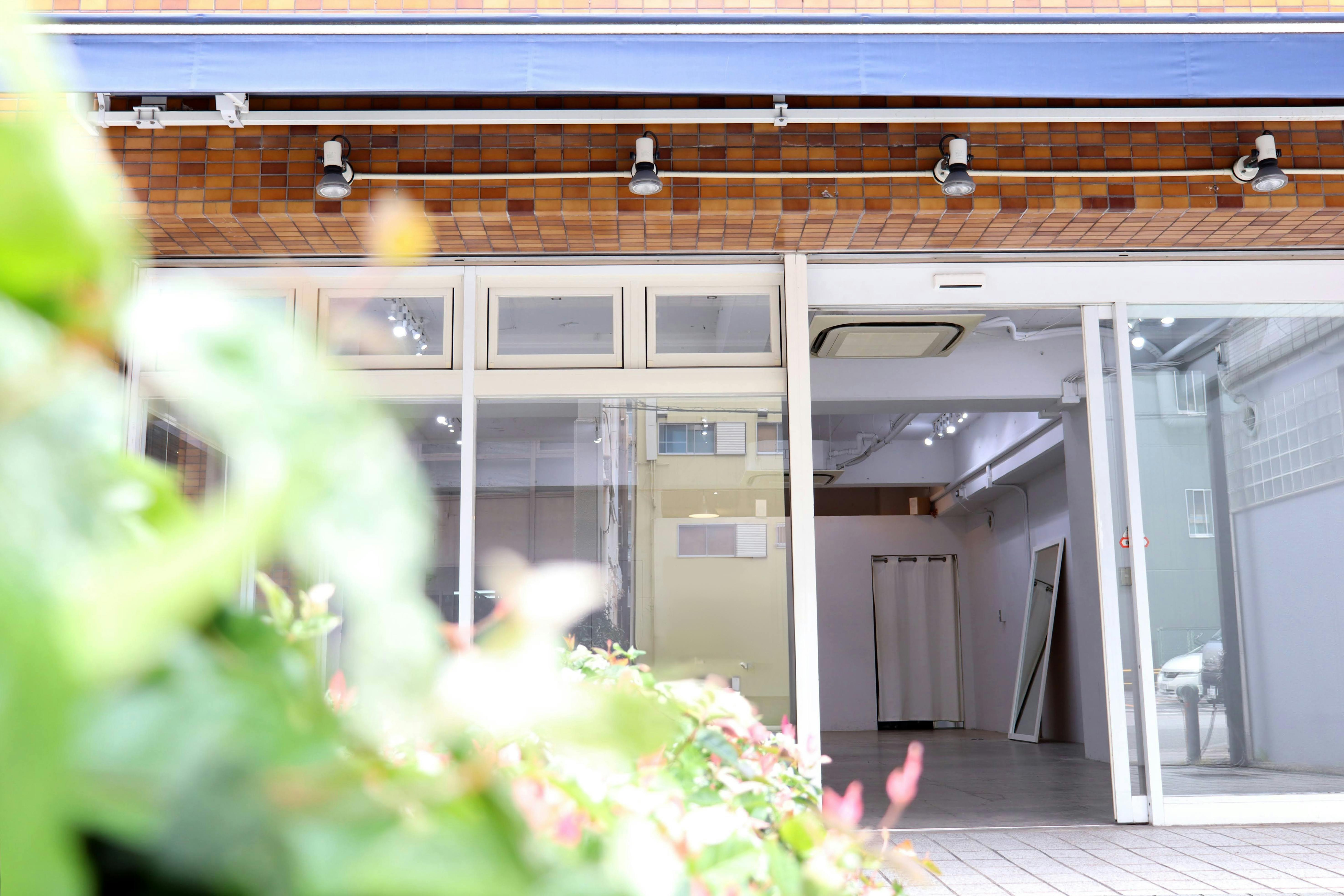 【本町駅7分】路面の駐車場2台付きで南向き / 展示会やポップアップストアに最適 / ガラス張りで開放感のある25坪のレンタルスペース / 無料貸し出し什器が充実