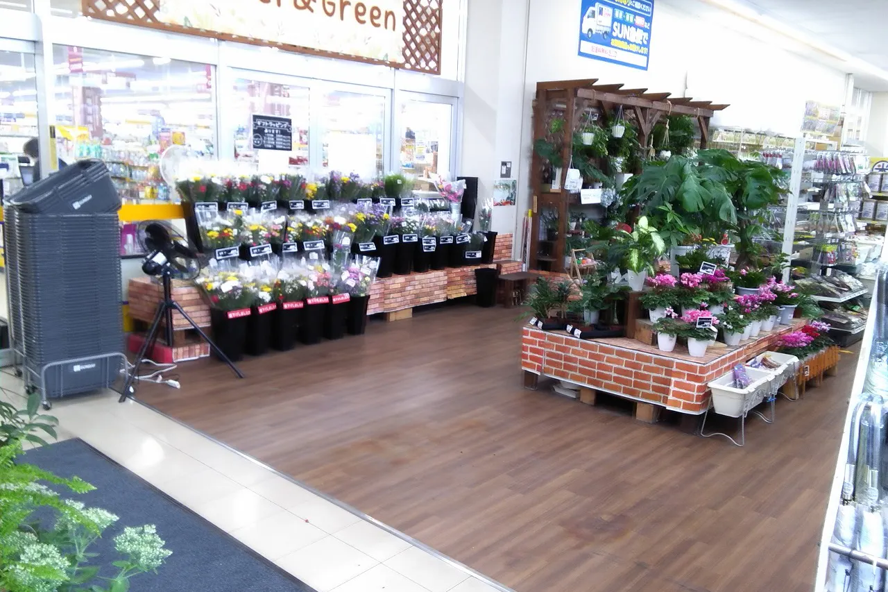 【サンデー浪岡店】風除室 食物販やプロモーション等の出店に最適なホームセンター店内のイベントスペース