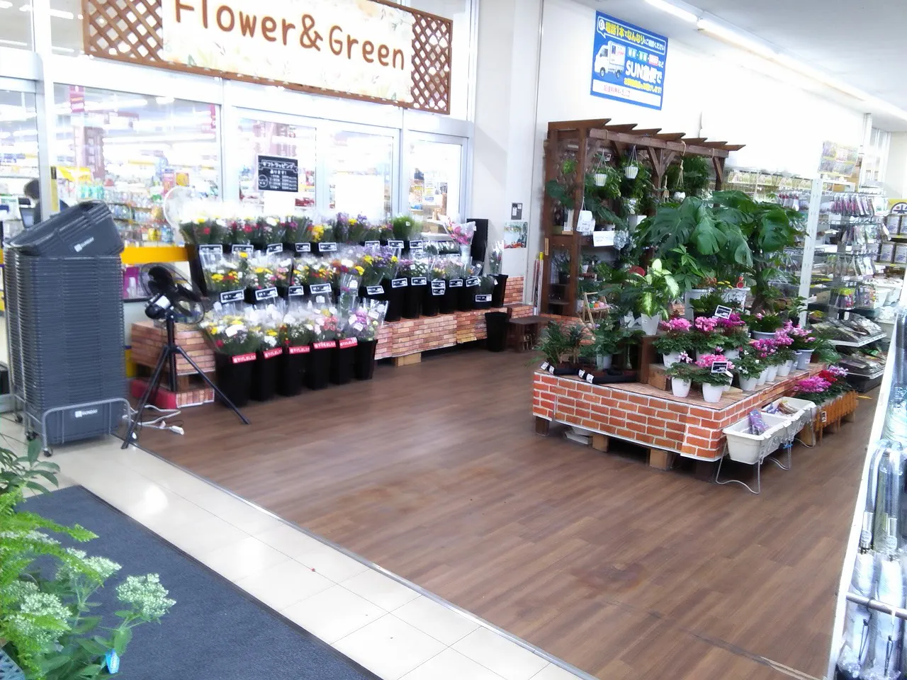 【サンデー浪岡店】風除室 食物販やプロモーション等の出店に最適なホームセンター店内のイベントスペース