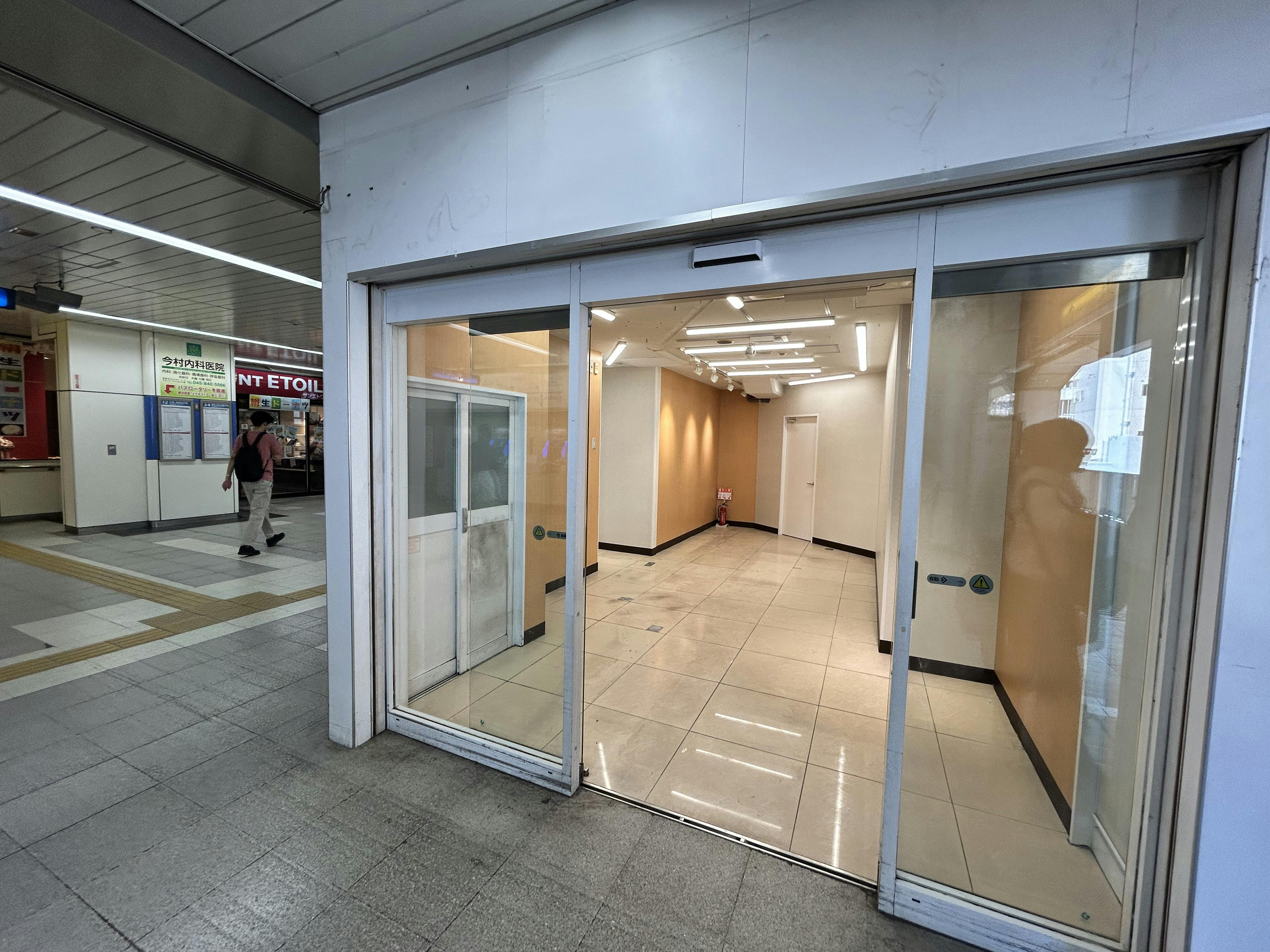 【横浜市営地下鉄ブルーライン上永谷駅】各種プロモーションや物販に最適な人通りの多い改札外イベントスペースの画像