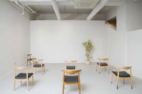 【渋谷駅7分】展示会や撮影に適した白い内装の天井が高く開放感のあるレンタルスペース