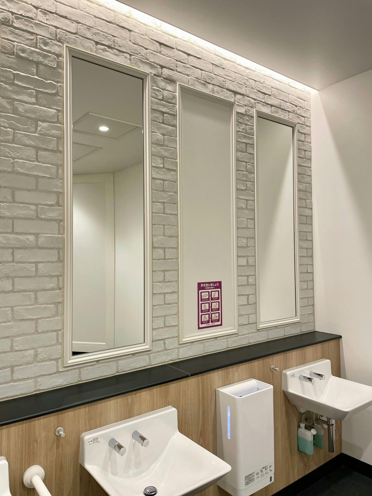 【イオンモール津南】モール内広告 化粧室の画像