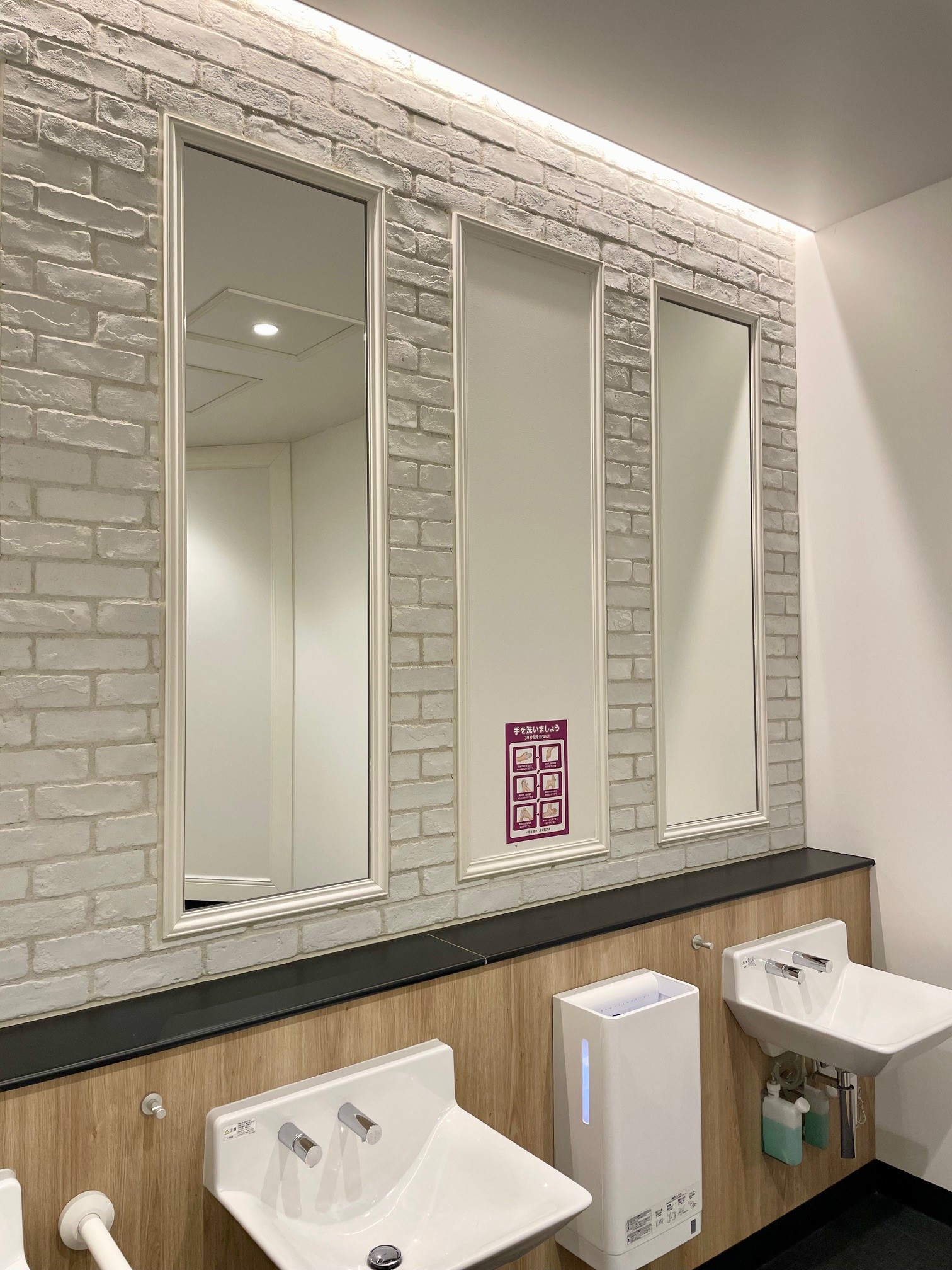 【イオンモール津南】モール内広告 化粧室