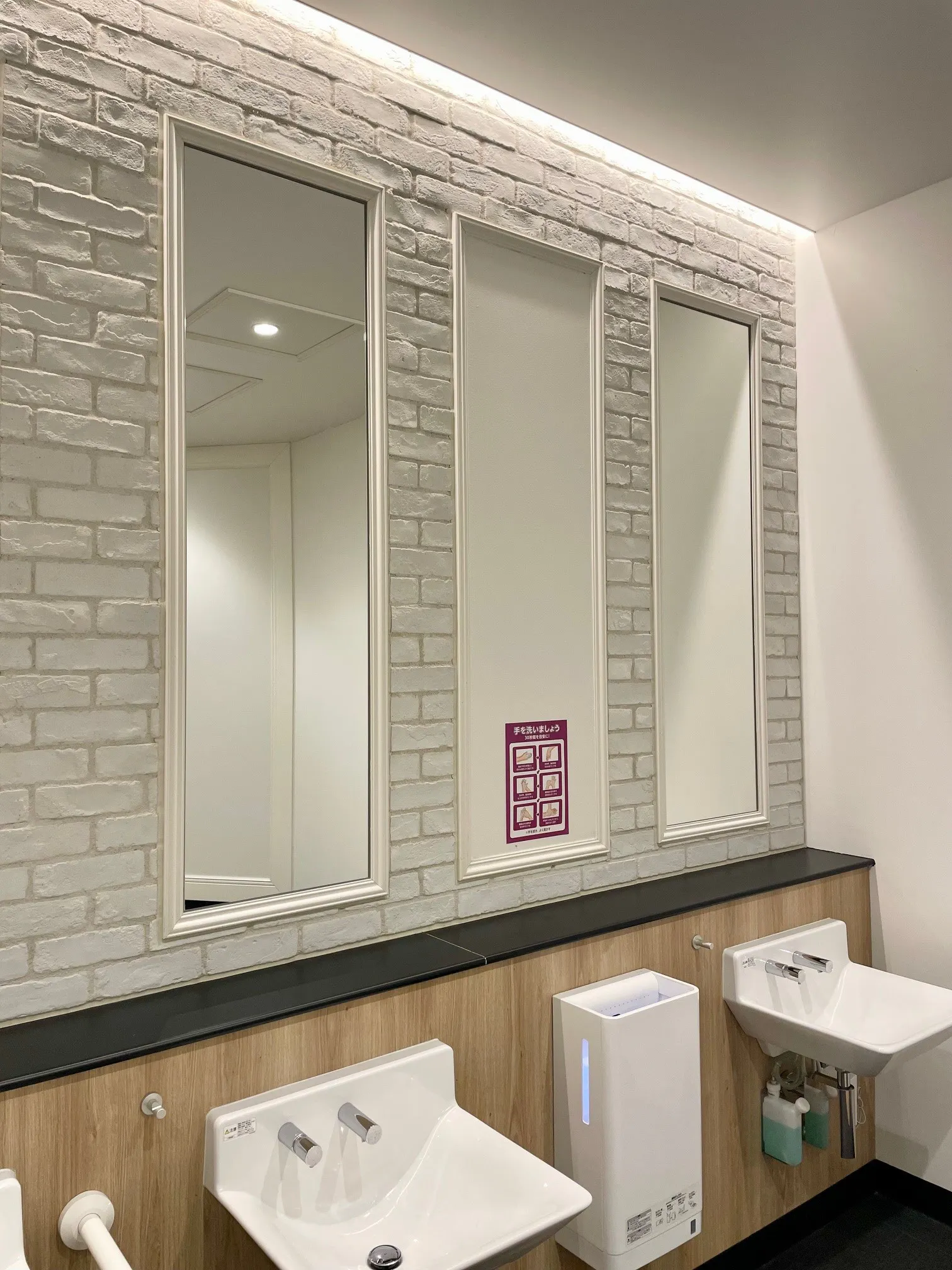 【イオンモール津南】モール内広告 化粧室の画像