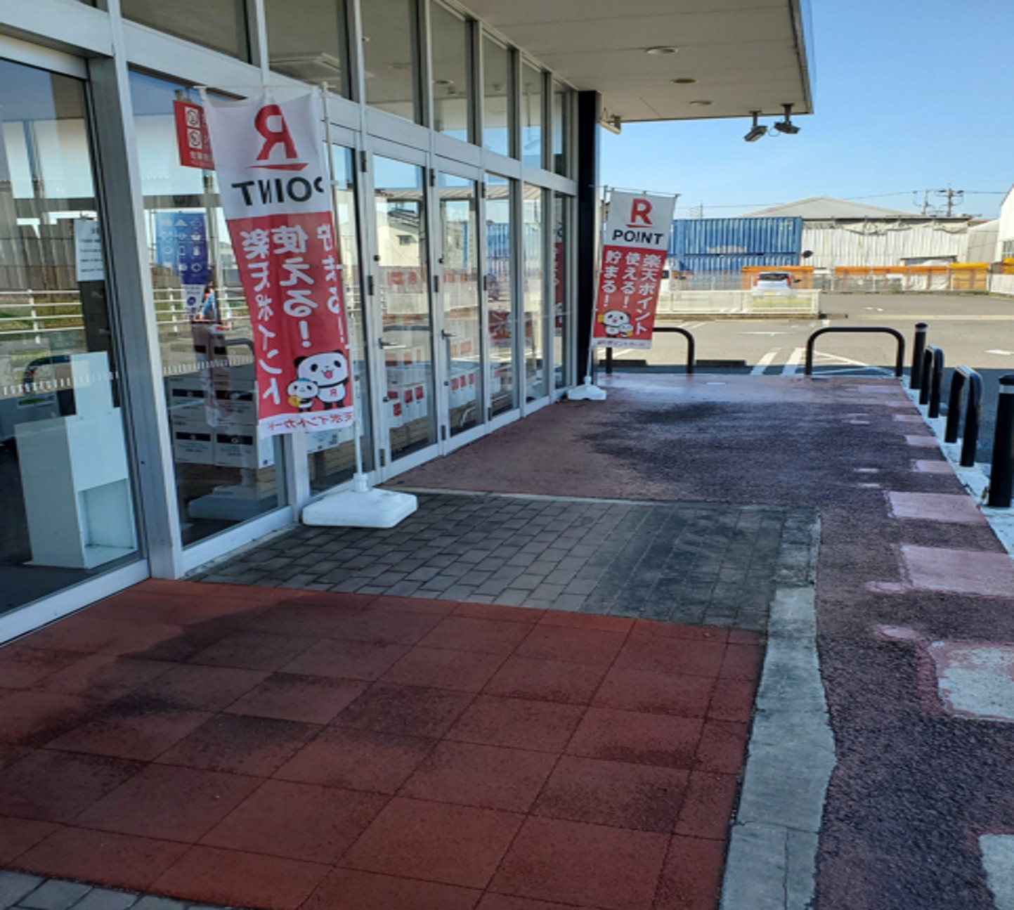 【西友　改田店】店舗外 (北側入口横 軒下)　プロモーション用途や物販、食物販のポップアップストアに最適なスーパー店内催事イベントスペース