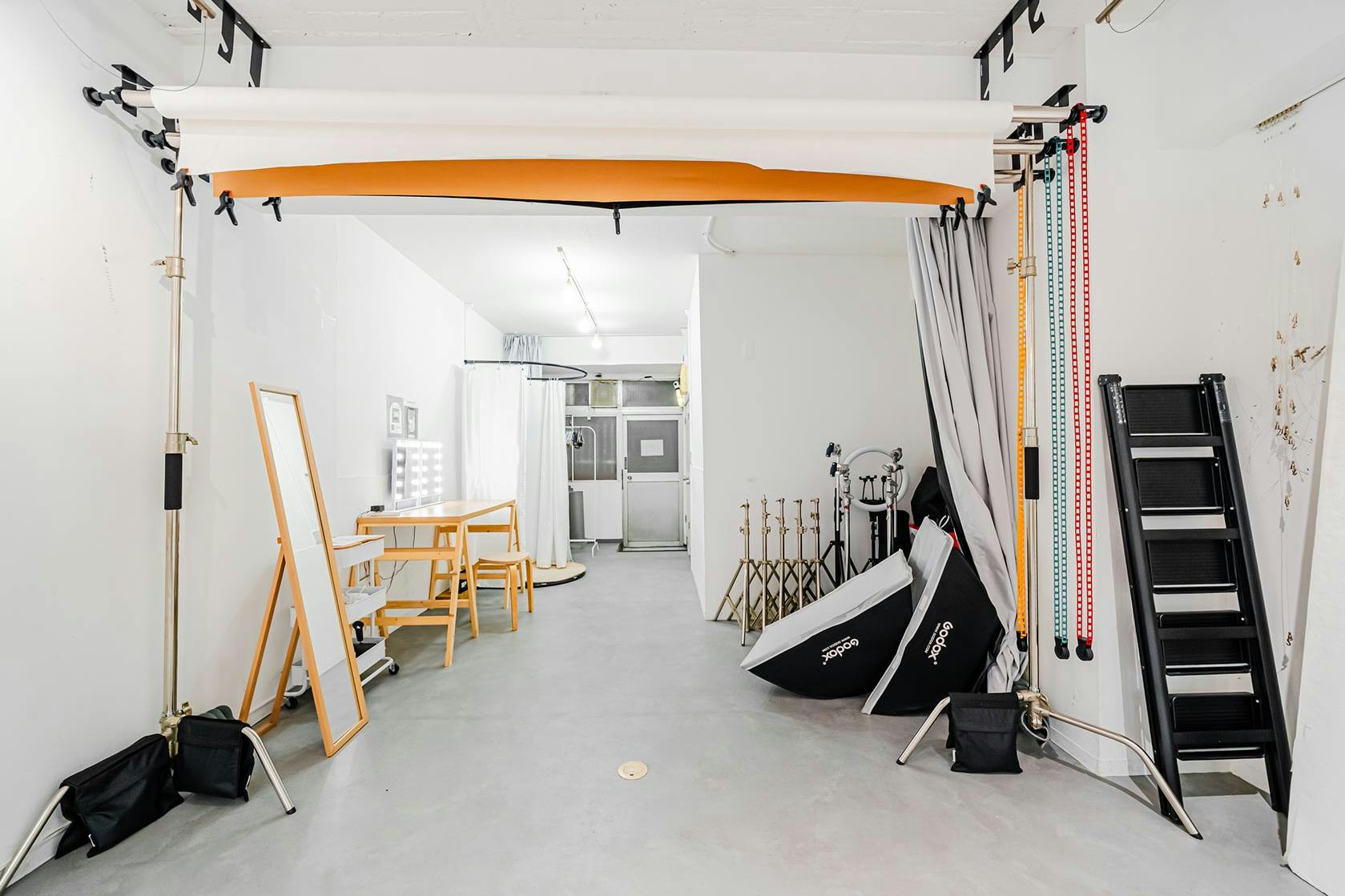 【初台駅5分】カメラ1台で本格的な撮影可能/撮影実績多数/近隣駐車場多数で搬入も簡単