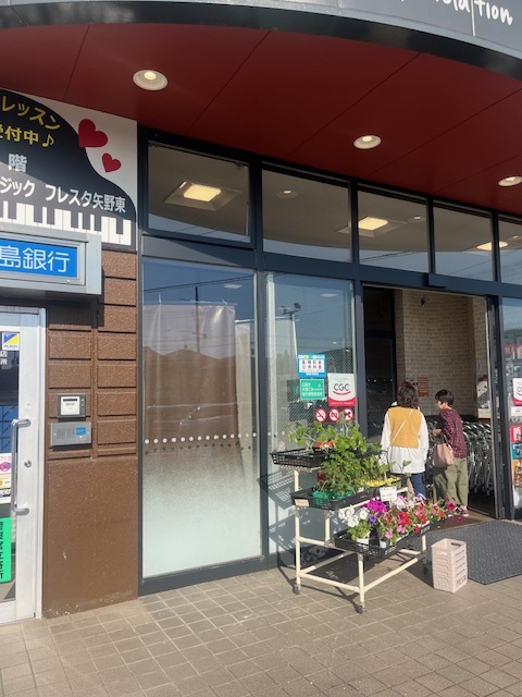 【フレスタ矢野東店】キッチンカーに利用可能な入り口　左スペース