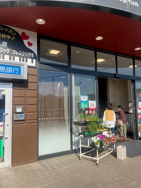 【フレスタ矢野東店】キッチンカーに利用可能な入り口　左スペース