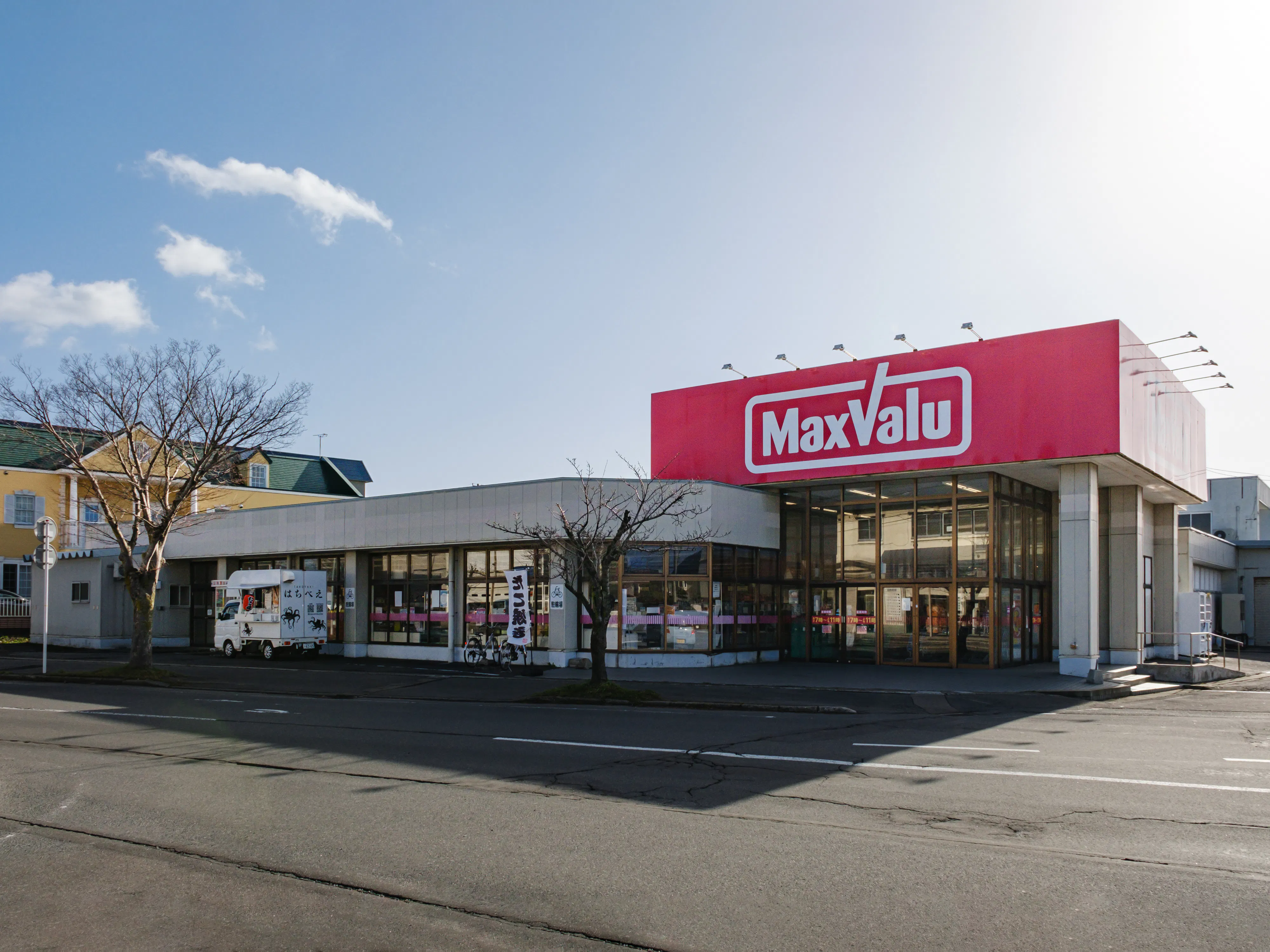 【マックスバリュ松島店】各種プロモーションイベントに最適な店舗内イートインスペース横のイベントスペース