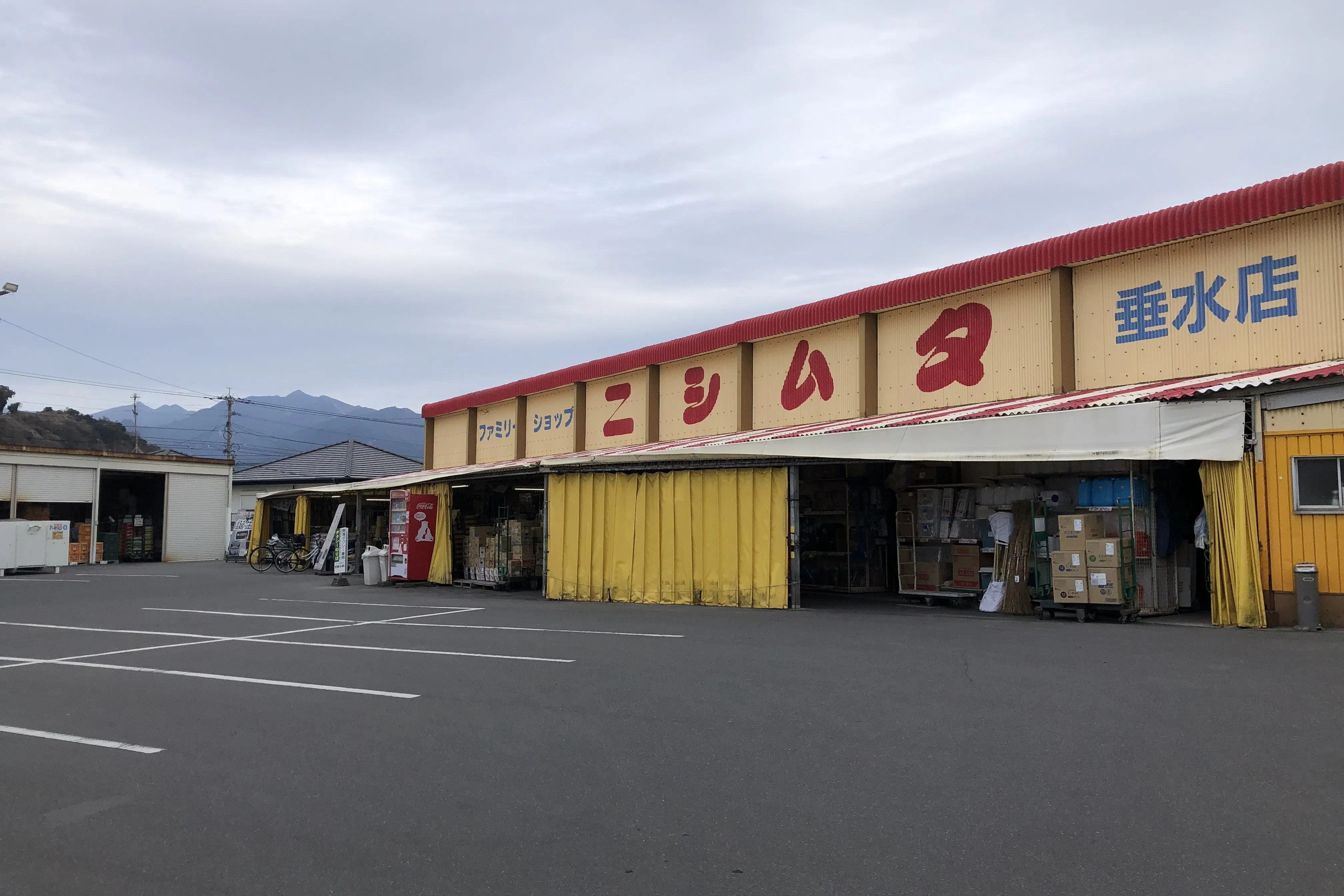 【ファミリーショップニシムタ 垂水店】キッチンカーに最適な駐車場スペース