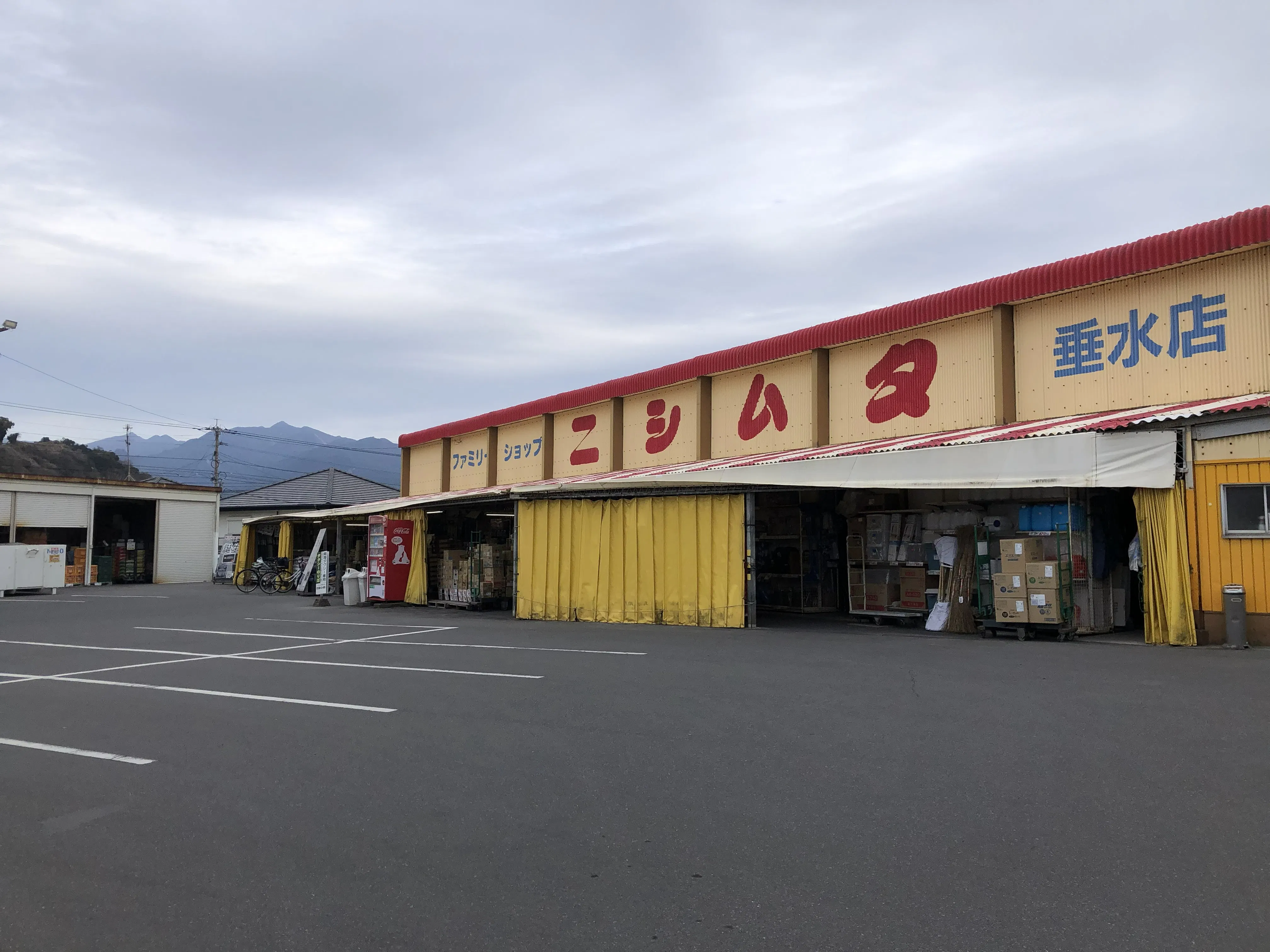 【ファミリーショップニシムタ 垂水店】キッチンカー出店に最適な駐車場の屋外スペース