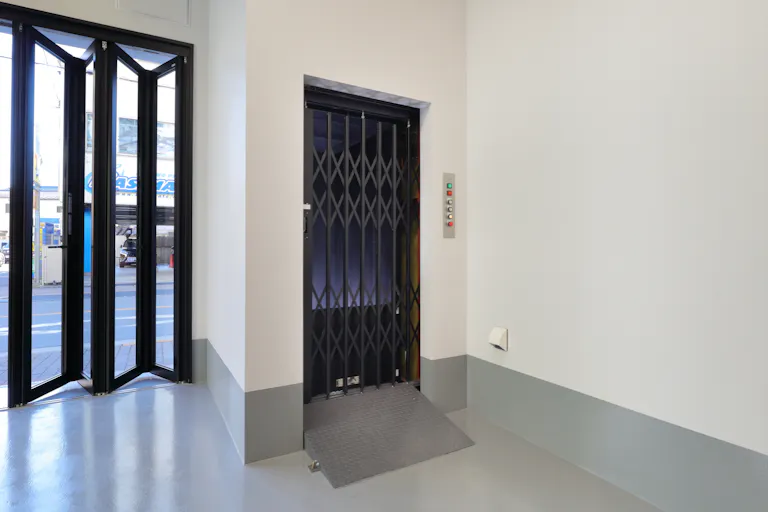 【蓮沼駅2分】1階から3階までの貨物用昇降機。撮影用機材等でご利用いただけます。