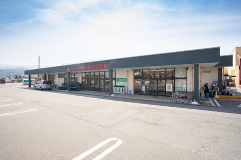 【Aコープあいぱんいいだ店】プロモーションや物販に最適な店外屋根下スペース(西側)の画像2