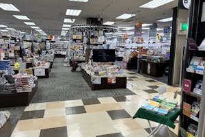 【TSUTAYA首里店】ポップアップストアやプロモーションに適した下りエスカレーター近くのレンタルスペース