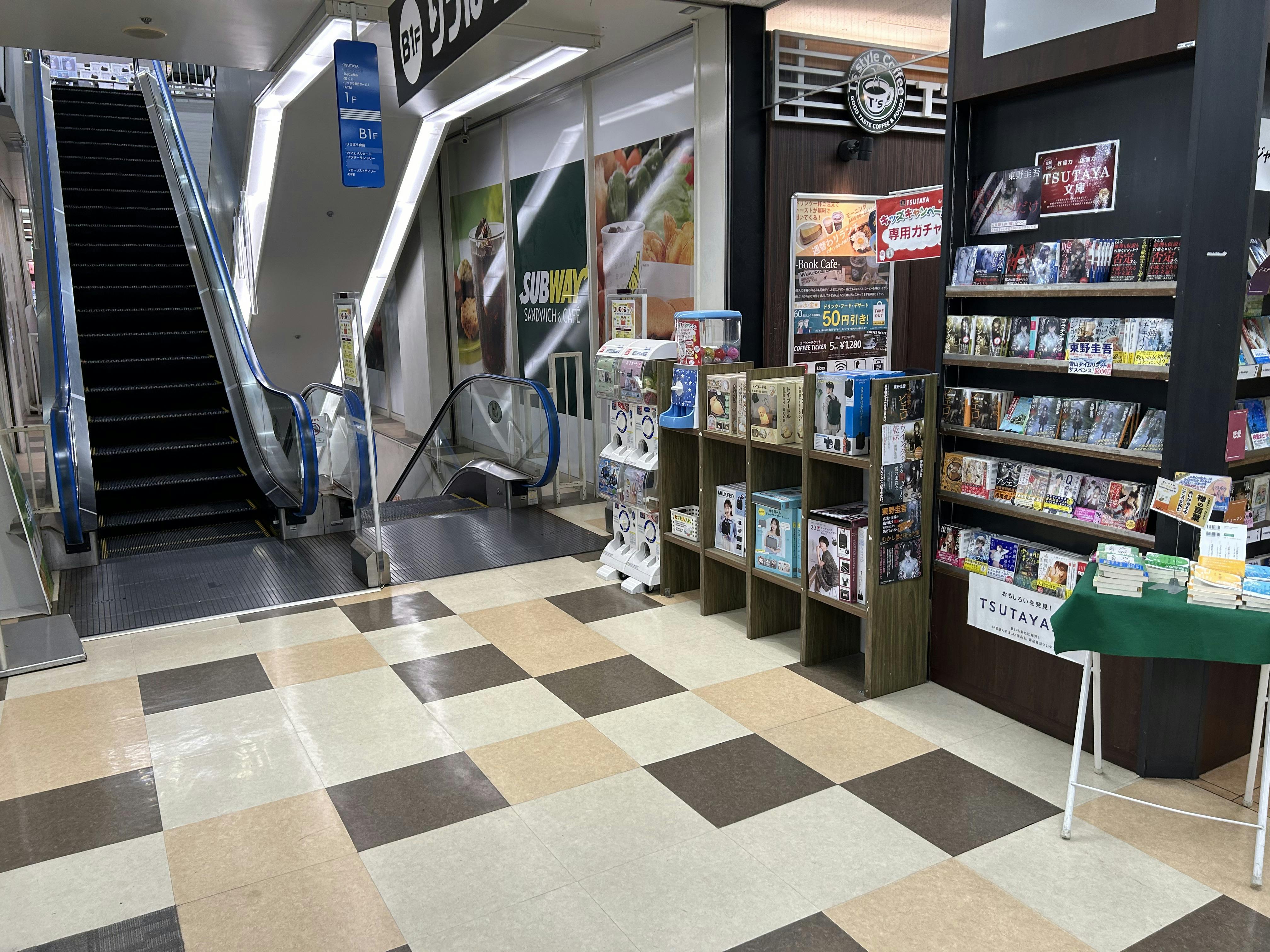 【TSUTAYA首里店】ポップアップストアやプロモーションに適した下りエスカレーター近くのレンタルスペース