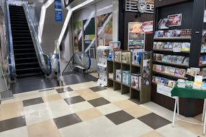 【TSUTAYA首里店】ポップアップストアやプロモーションに適した下りエスカレーター近くのレンタルスペース