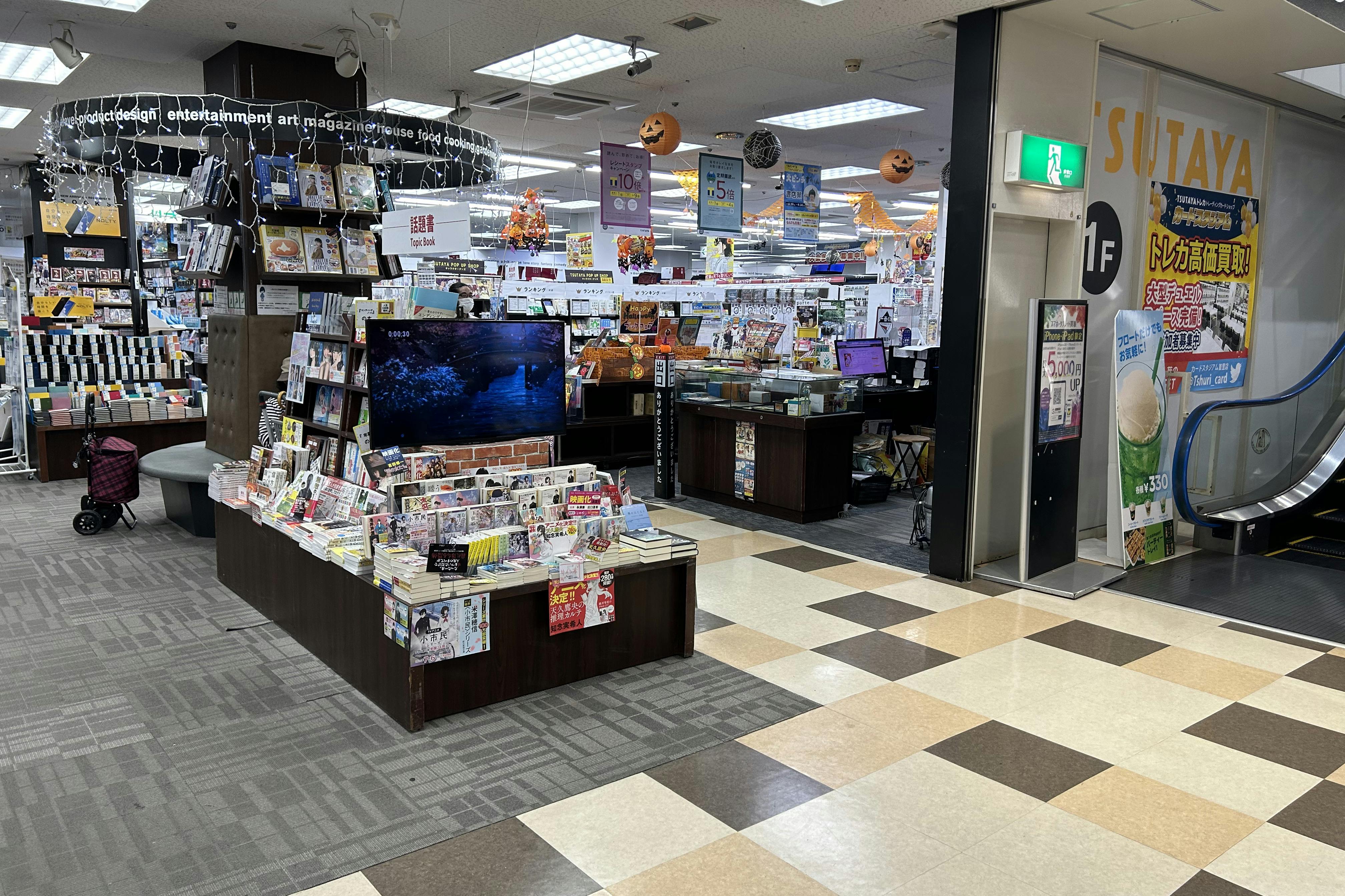 【TSUTAYA首里店】ポップアップストアやプロモーションに適した下りエスカレーター近くのレンタルスペース