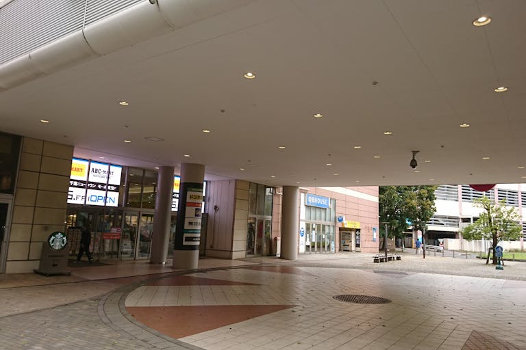 【イオンモール千葉ニュータウン】ピロティ(イオン棟~モール棟間)の画像3