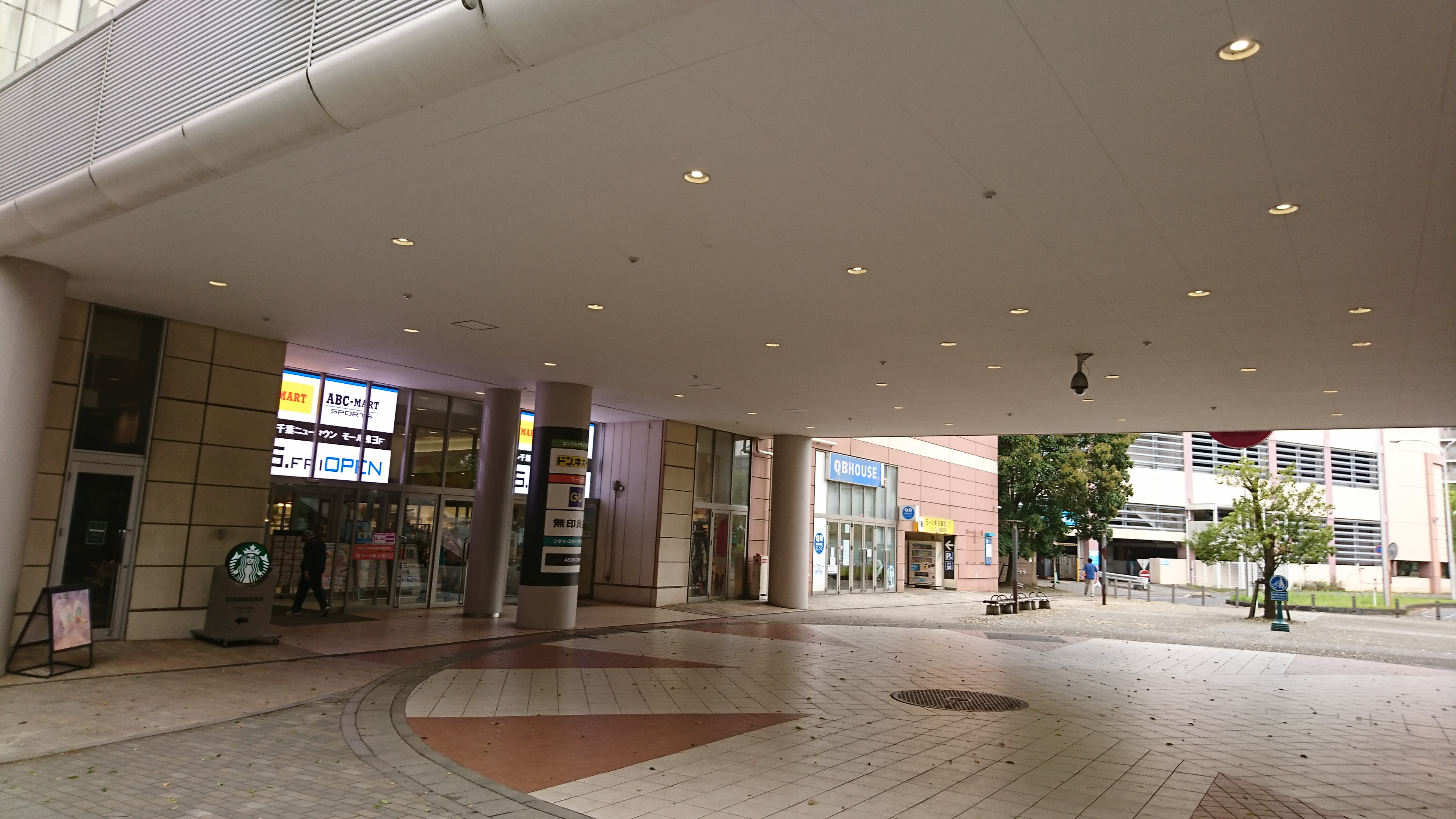 【イオンモール千葉ニュータウン】ピロティ（イオン棟～モール棟間）