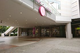 【イオンモール千葉ニュータウン】ピロティ(イオン棟~モール棟間)