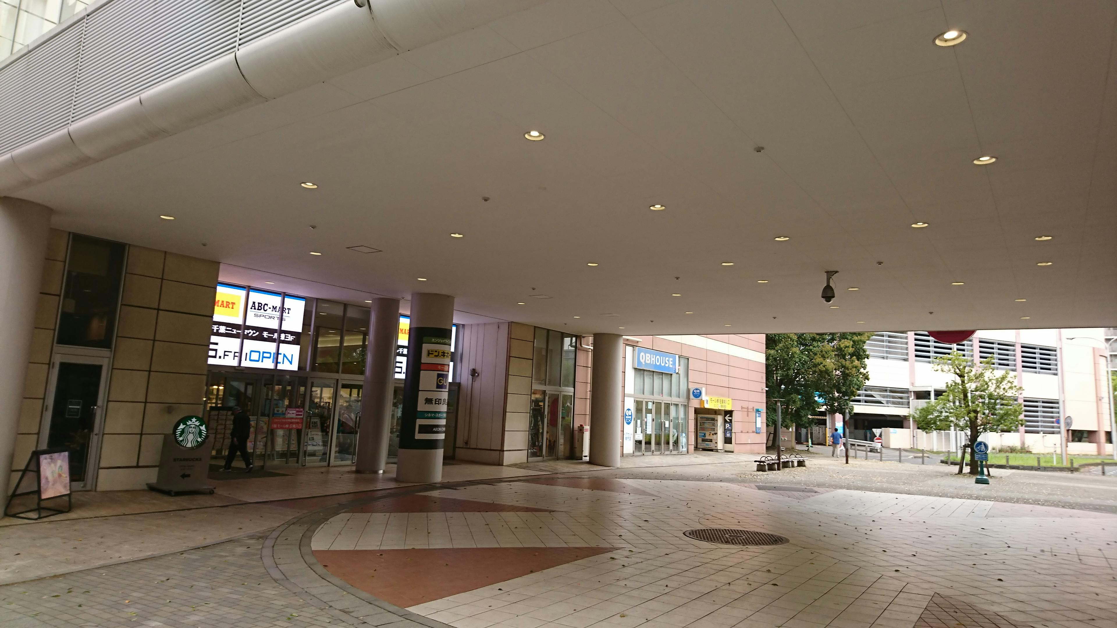 【イオンモール千葉ニュータウン】ピロティ（イオン棟～モール棟間）