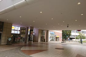 【イオンモール千葉ニュータウン】ピロティ(イオン棟~モール棟間)