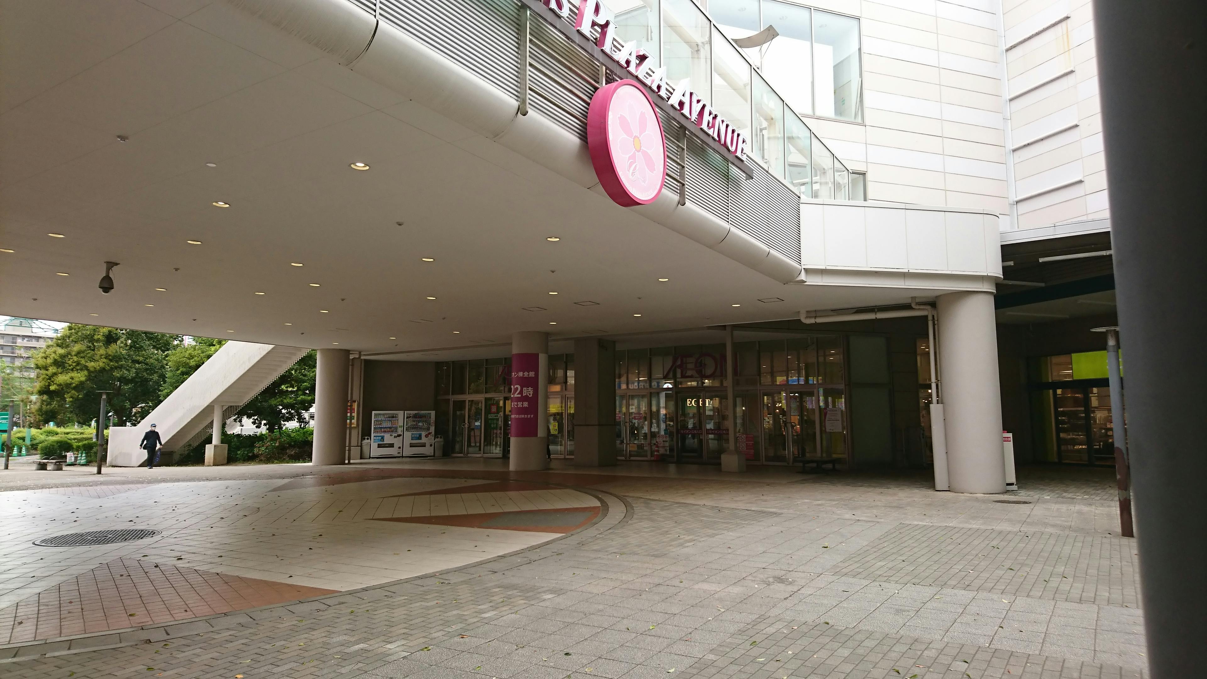 【イオンモール千葉ニュータウン】ピロティ（イオン棟～モール棟間）