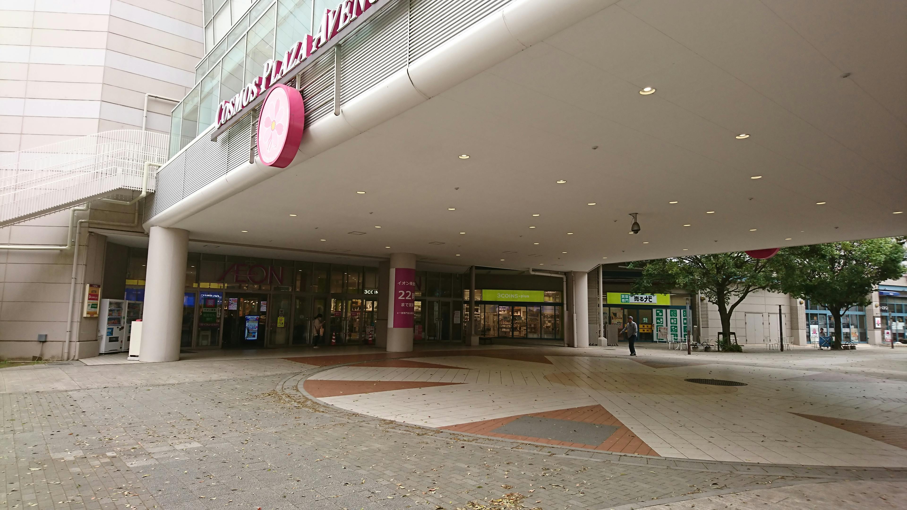 【イオンモール千葉ニュータウン】ピロティ（イオン棟～モール棟間）