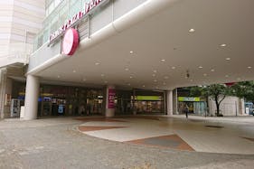 【イオンモール千葉ニュータウン】ピロティ(イオン棟~モール棟間)