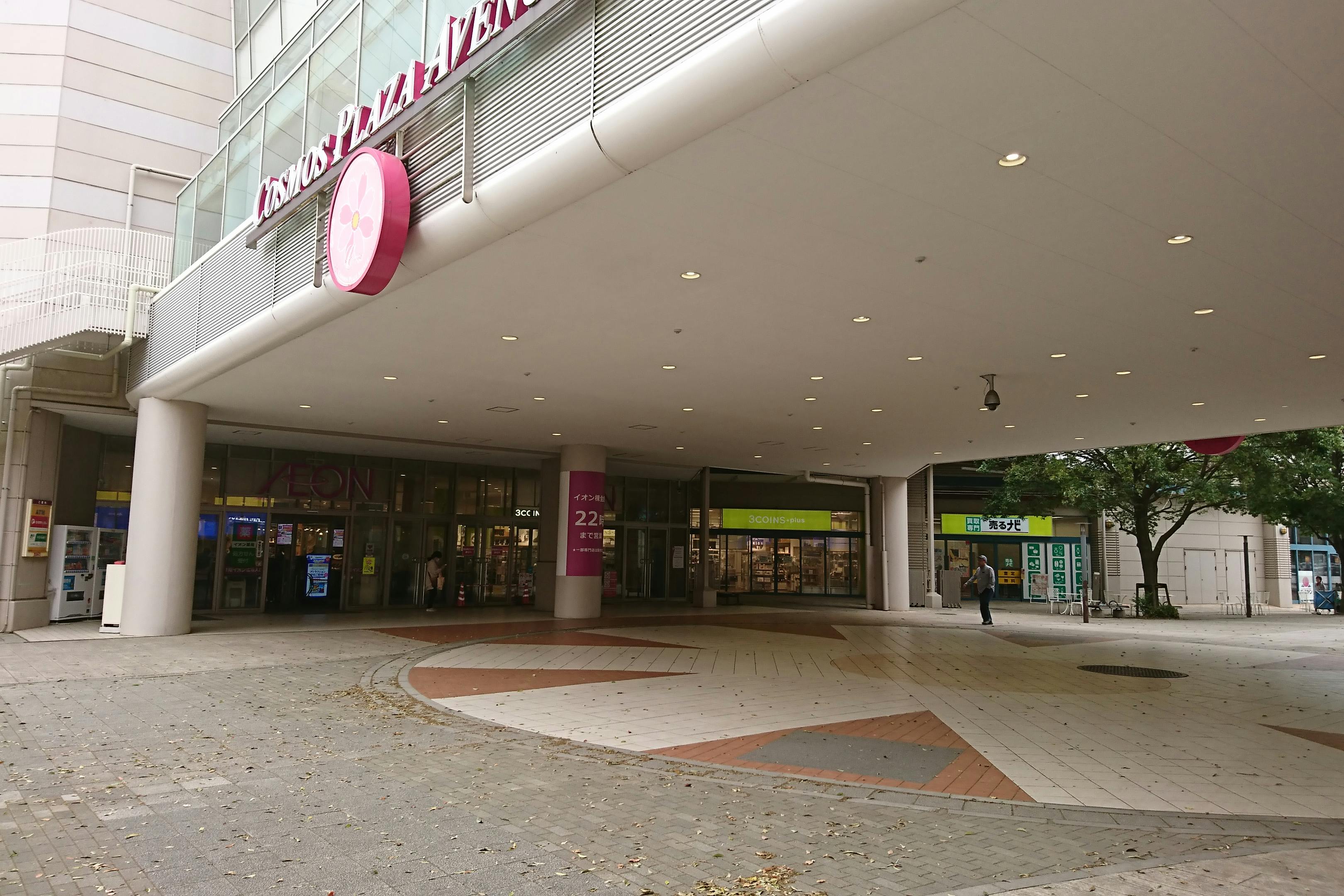 【イオンモール千葉ニュータウン】ピロティ(イオン棟~モール棟間)