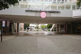 【イオンモール千葉ニュータウン】ピロティ(イオン棟~モール棟間)