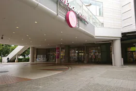 【イオンモール千葉ニュータウン】ピロティ(イオン棟~モール棟間)