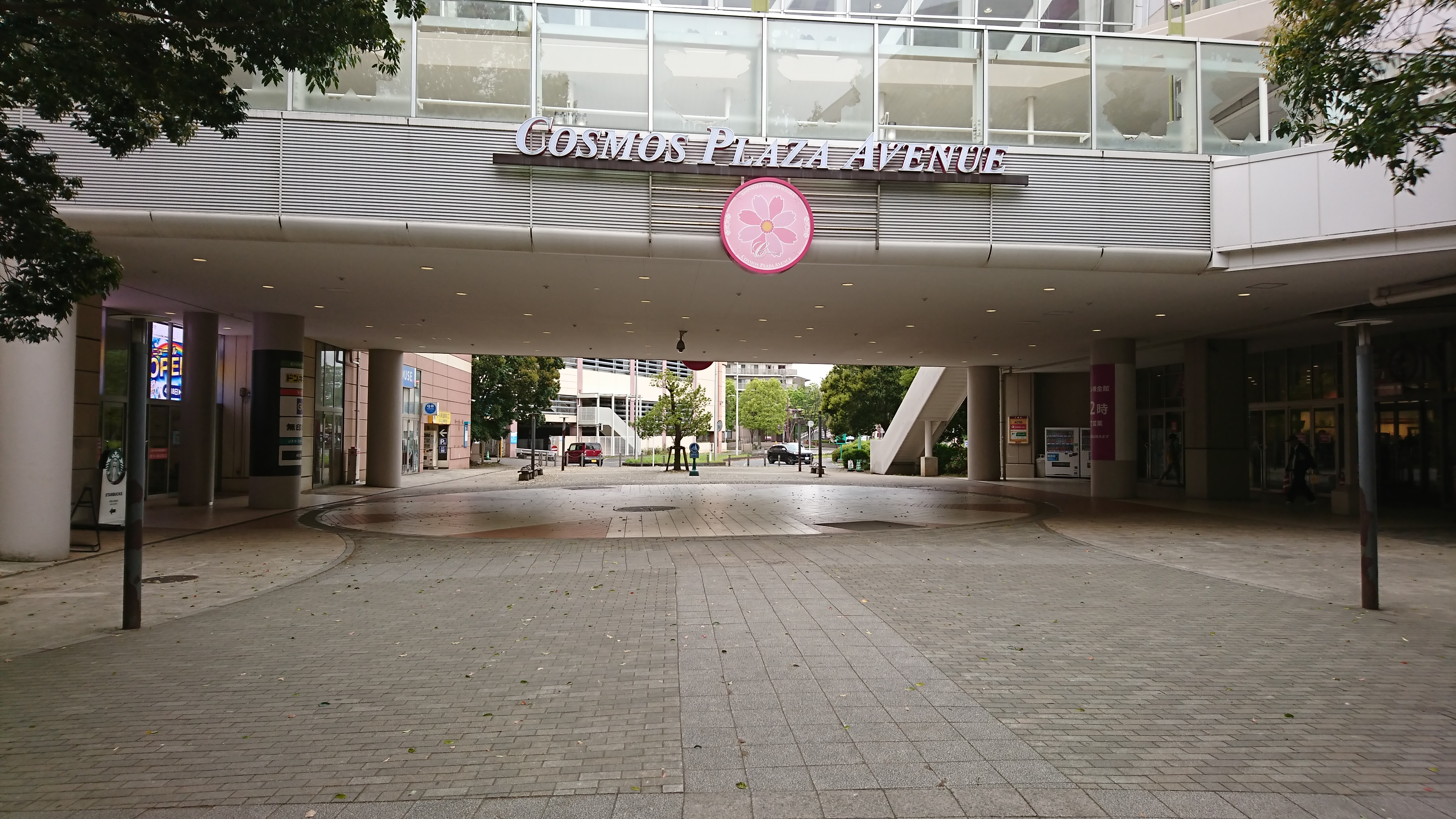 【イオンモール千葉ニュータウン】ピロティ（イオン棟～モール棟間）