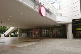 【イオンモール千葉ニュータウン】ピロティ(イオン棟~モール棟間)