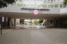 【イオンモール千葉ニュータウン】ピロティ(イオン棟~モール棟間)