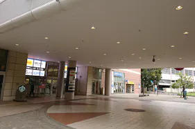 【イオンモール千葉ニュータウン】ピロティ(イオン棟~モール棟間)