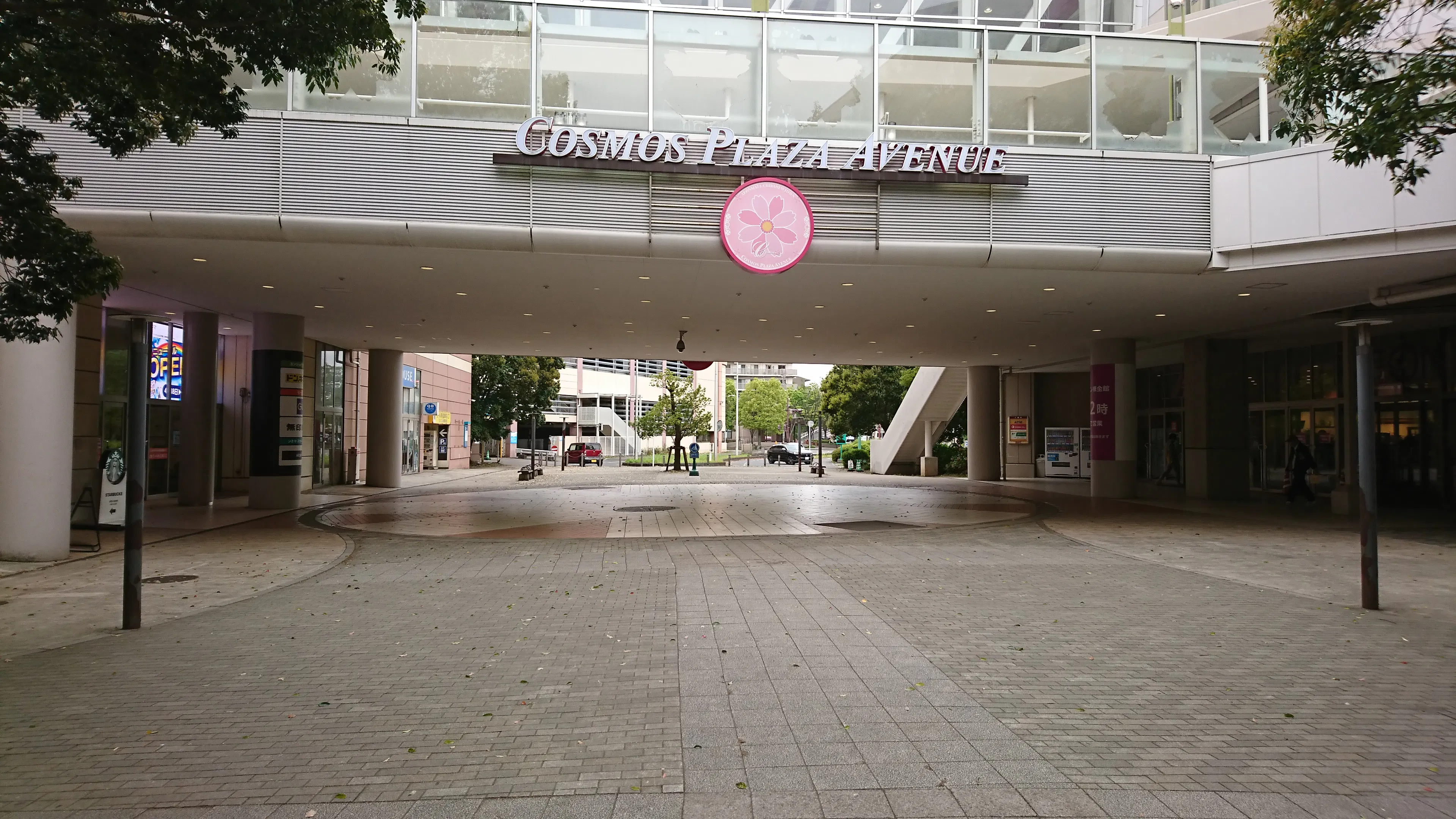 【イオンモール千葉ニュータウン】ピロティ（イオン棟～モール棟間）