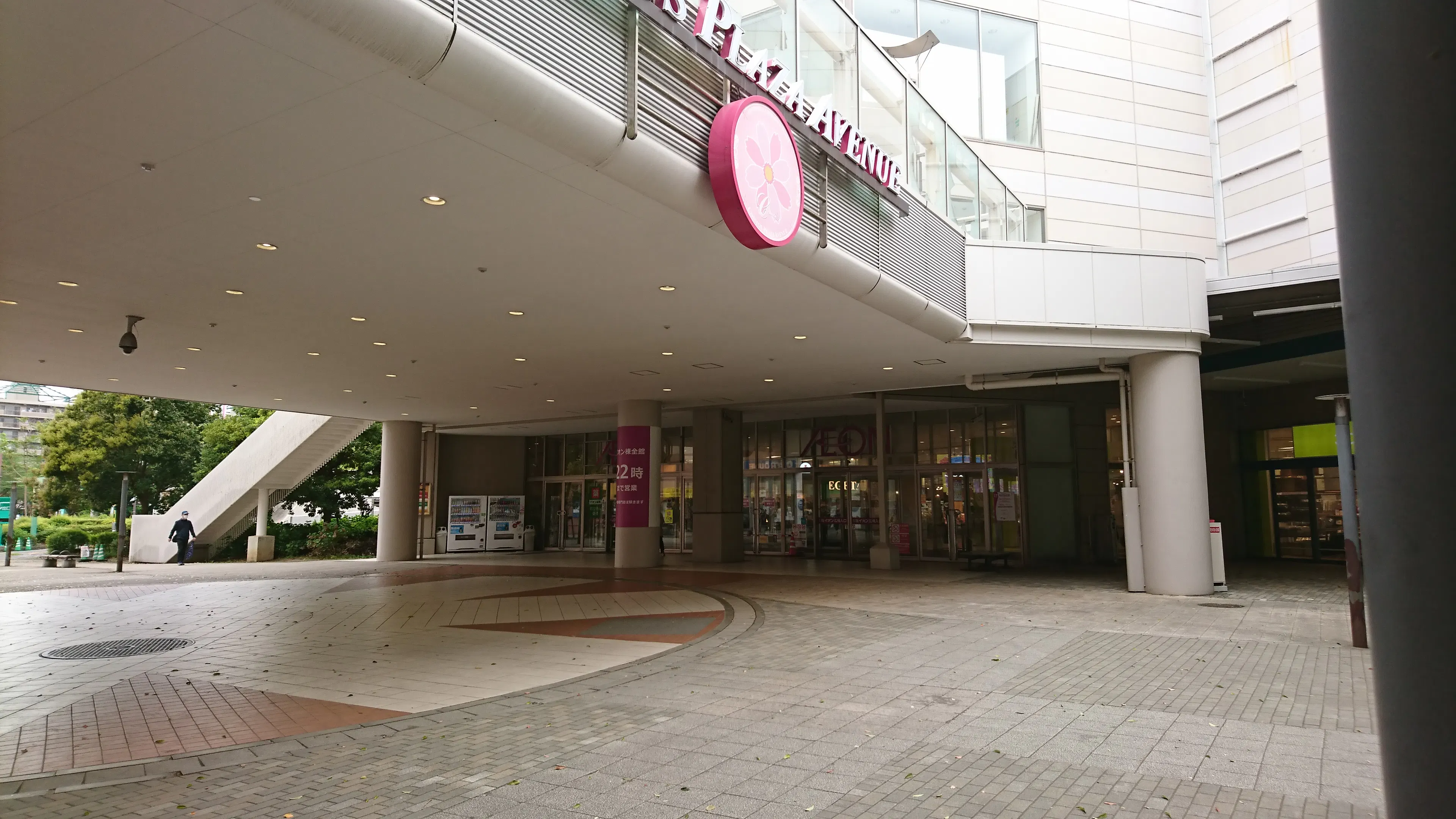 【イオンモール千葉ニュータウン】ピロティ(イオン棟~モール棟間)