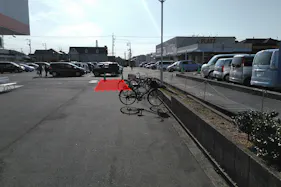 【ミスターマックス 末武店】1階駐車場 キッチンカーに最適な総合ディスカウントストアの催事イベントスペース