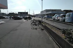 【ミスターマックス 末武店】1階駐車場 キッチンカーに最適な総合ディスカウントストアの催事イベントスペース